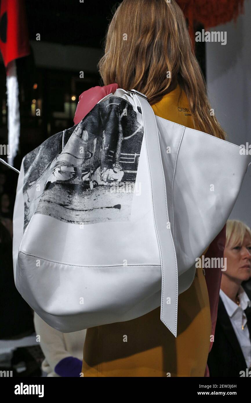 Detalles, accesorios, bolsos y zapatos en la pista durante el show de moda  de Calvin Klein en la Semana de la Moda de Nueva York Primavera Verano 2018  celebrado en Nueva York,