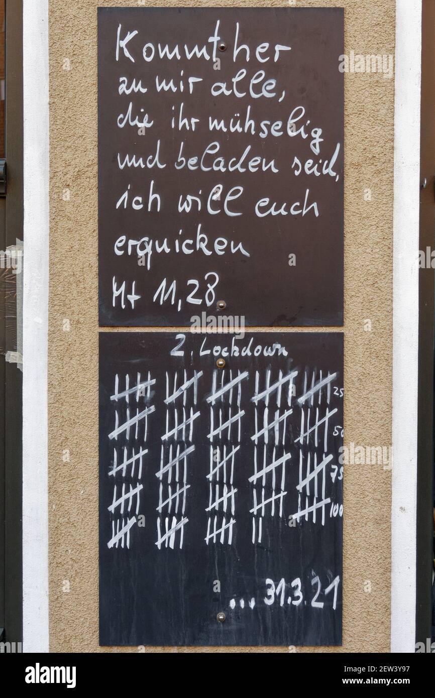 Colonia, Alemania. 2 de marzo de 2021. Una junta en un café cuenta los días  desde que los negocios de hospitalidad fueron cerrados el 2 de noviembre de  2020. El bloqueo se
