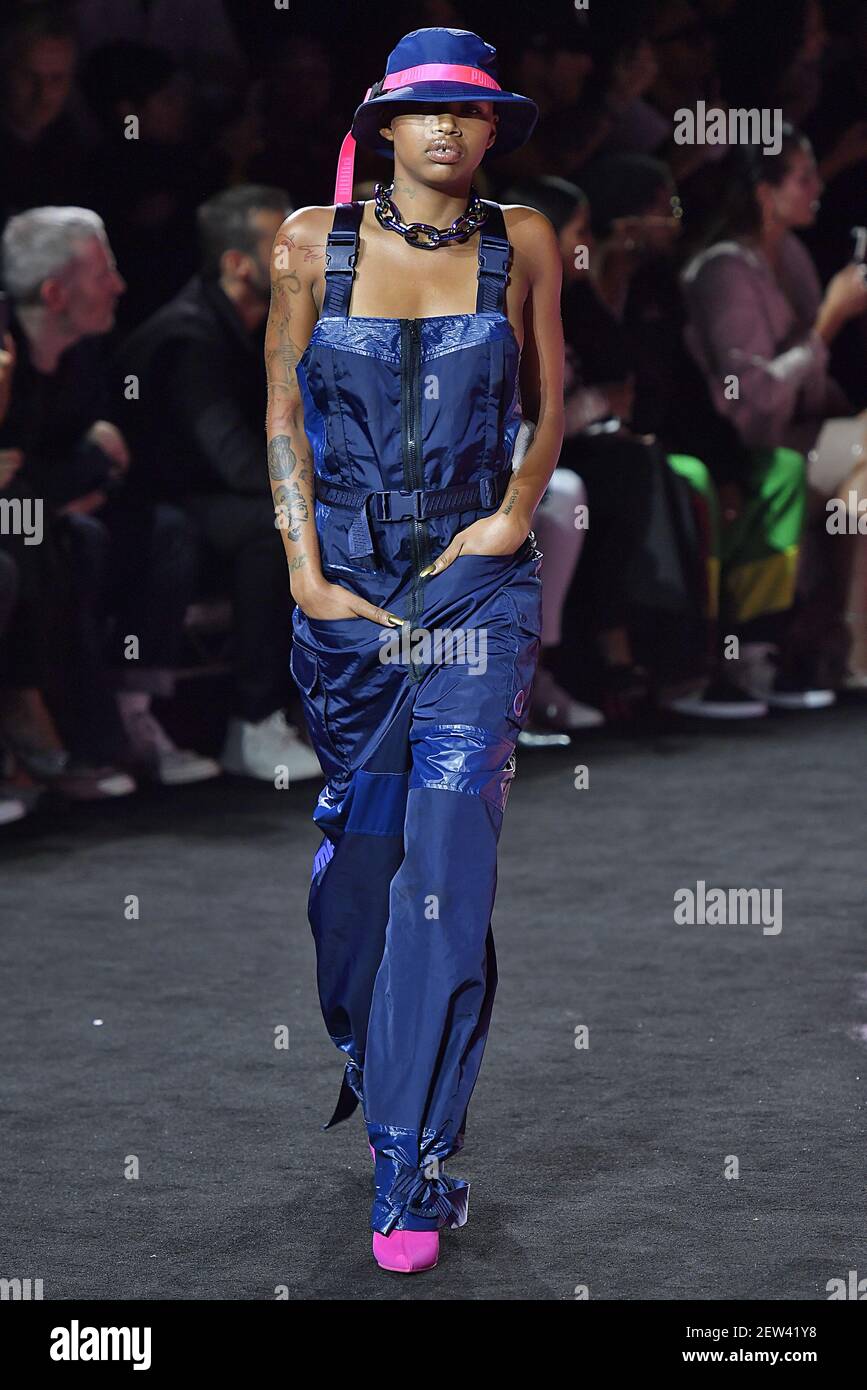 Model camina en la pista durante el Fenty X Puma Rihanna Fashion show en New  York Fashion Week Primavera Verano 2018 celebrado en Nueva York, NY el 10  de septiembre de 2017. (