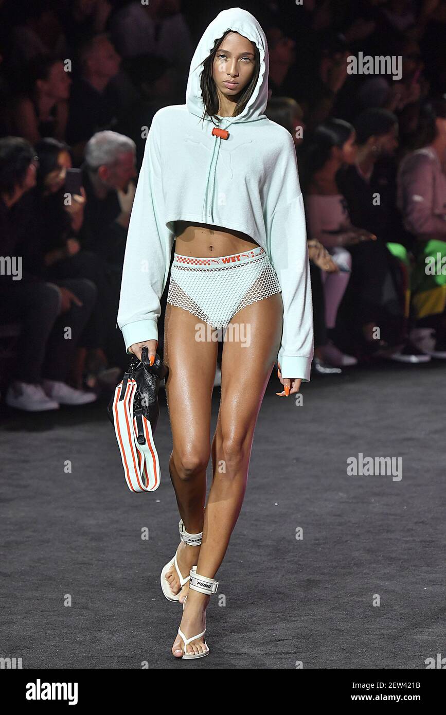 Model camina en la pista durante el Fenty X Puma Rihanna Fashion show en  New York Fashion Week Primavera Verano 2018 celebrado en Nueva York, NY el  10 de septiembre de 2017. (