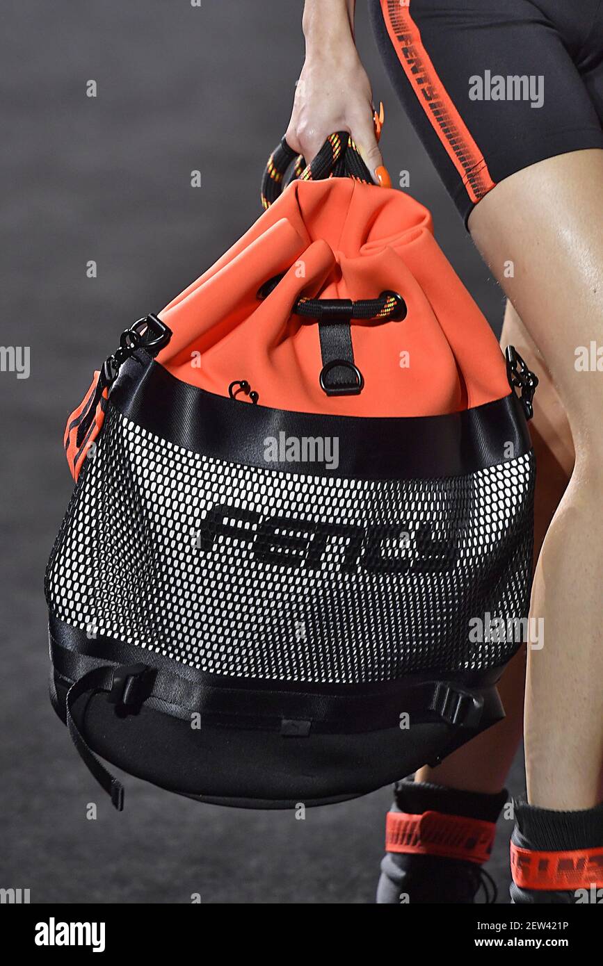 Detalles, accesorios, bolsos y zapatos en la pista durante el Fenty X Puma  Rihanna Fashion show en New York Fashion Week Primavera Verano 2018  celebrado en Nueva York, NY el 10 de