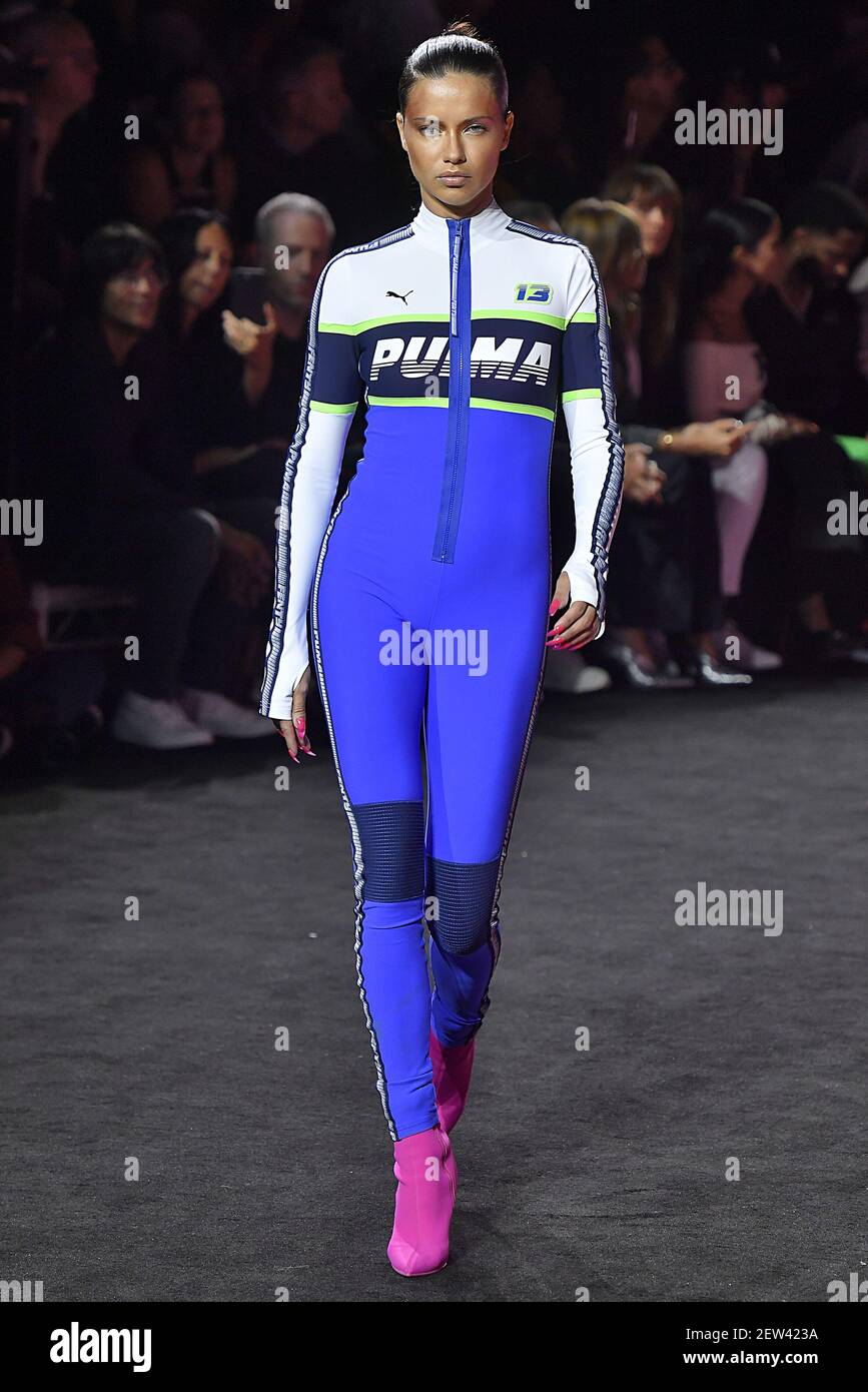 El Modelo Adriana Lima camina por la pista durante el Fenty X Puma Rihanna  Fashion show en New York Fashion Week Primavera Verano 2018 celebrado en  Nueva York, NY el 10 de