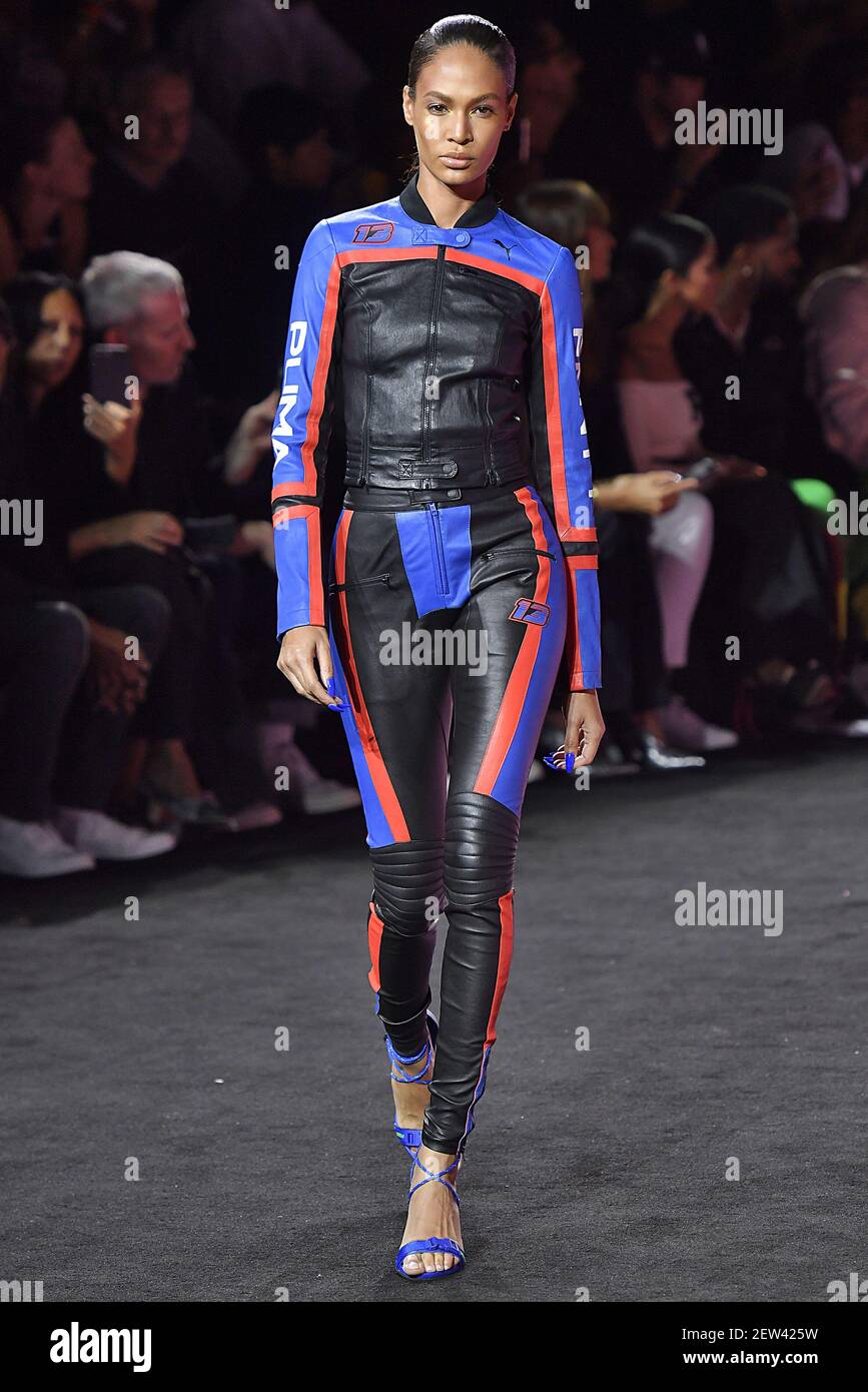 Bienes Hábil Reactor El Model Joan Smalls camina por la pista durante el Fenty X Puma Rihanna  Fashion show en la New York Fashion Week Spring Summer 2018 celebrada en  Nueva York, NY el 10