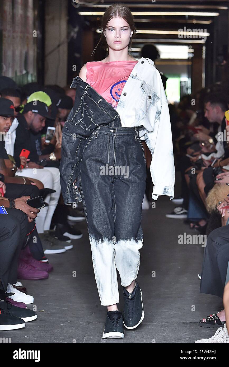 Model Myrthe Bolt camina en la pista durante el espectáculo de moda de la  Escuela Pública en la Semana de la Moda de Nueva York Primavera Verano 2018  celebrado en Nueva York,