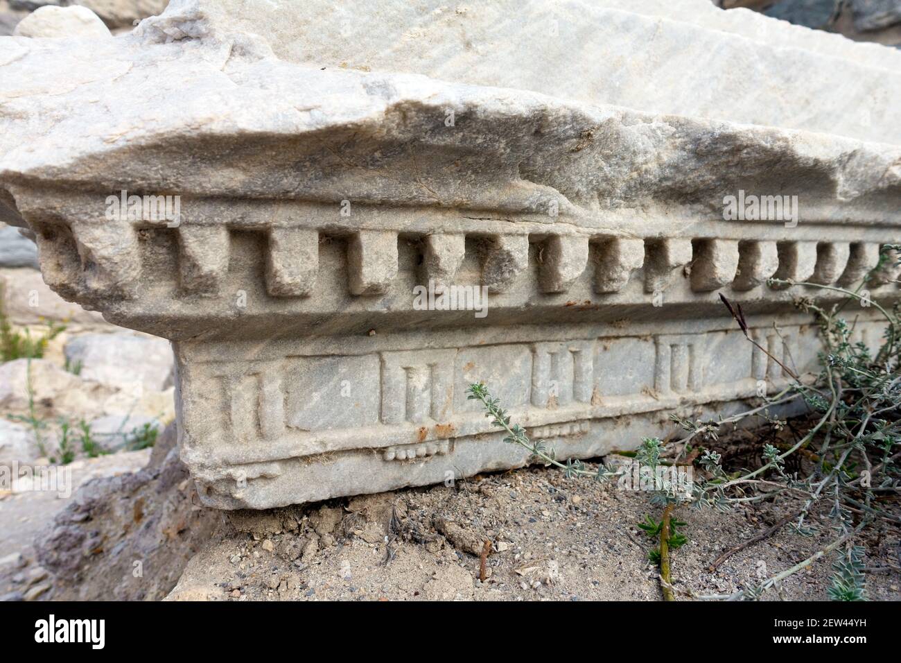 Intrincadas tallas de piedra griegas de las ruinas de Agios Stephanos en Kefalos, Kos, Grecia Foto de stock