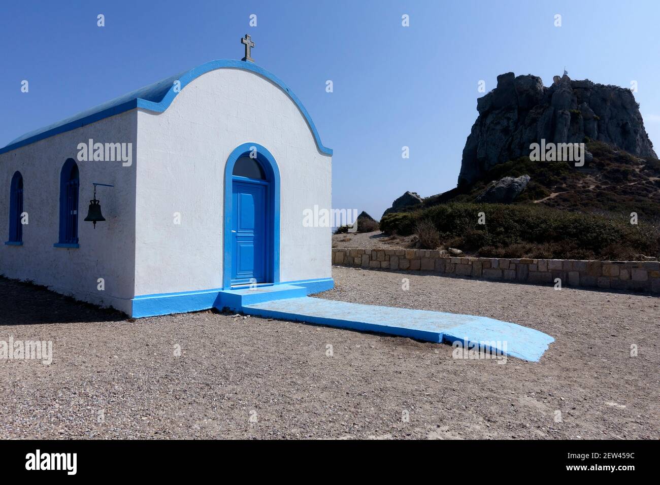 Agios Nikolaos, una iglesia tradicional pintada de azul y blanco, en la isla Kastri cerca de Kefalos en Kos, Grecia Foto de stock