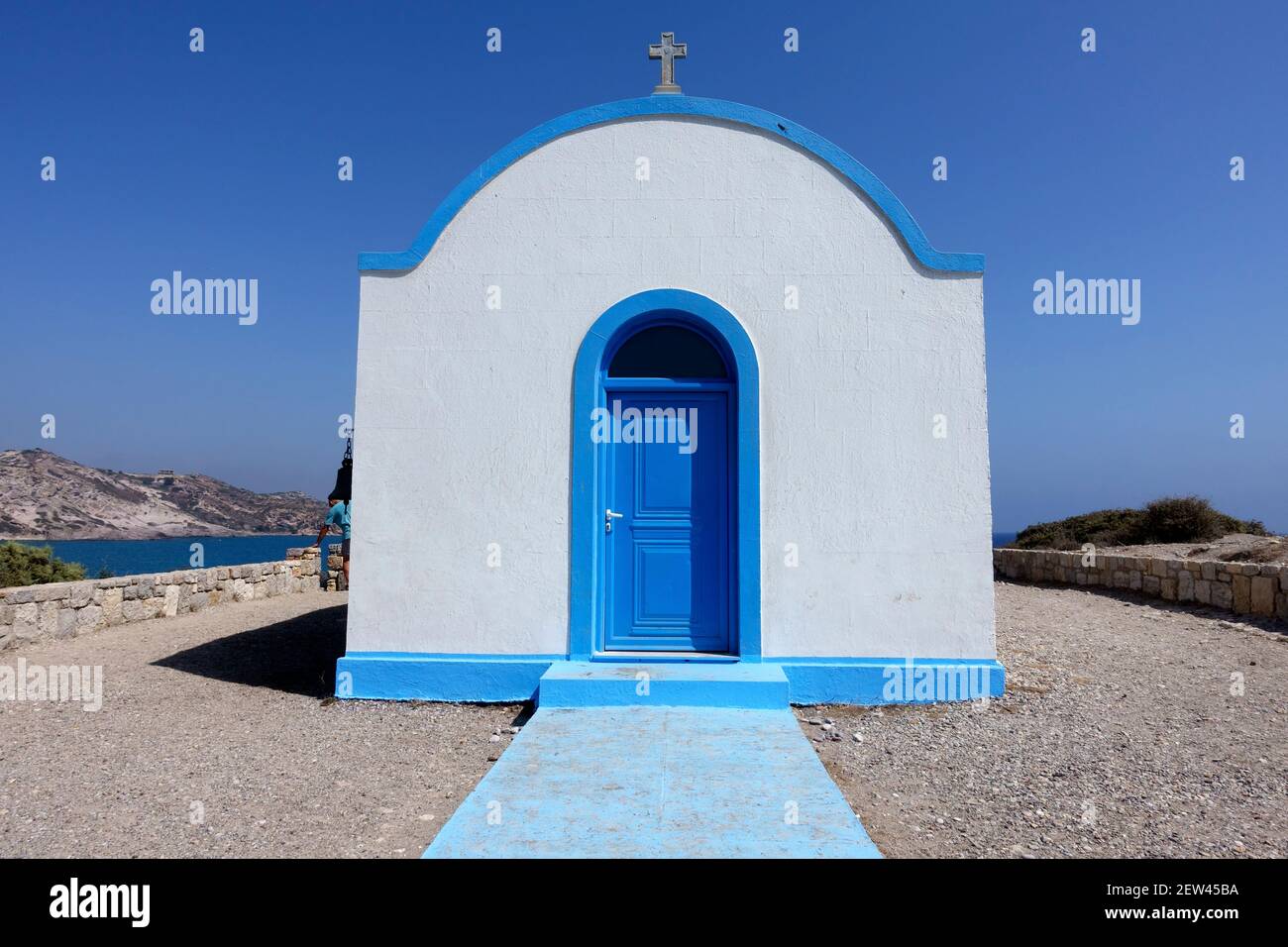 Agios Nikolaos, una iglesia tradicional pintada de azul y blanco, en la isla Kastri cerca de Kefalos en Kos, Grecia Foto de stock