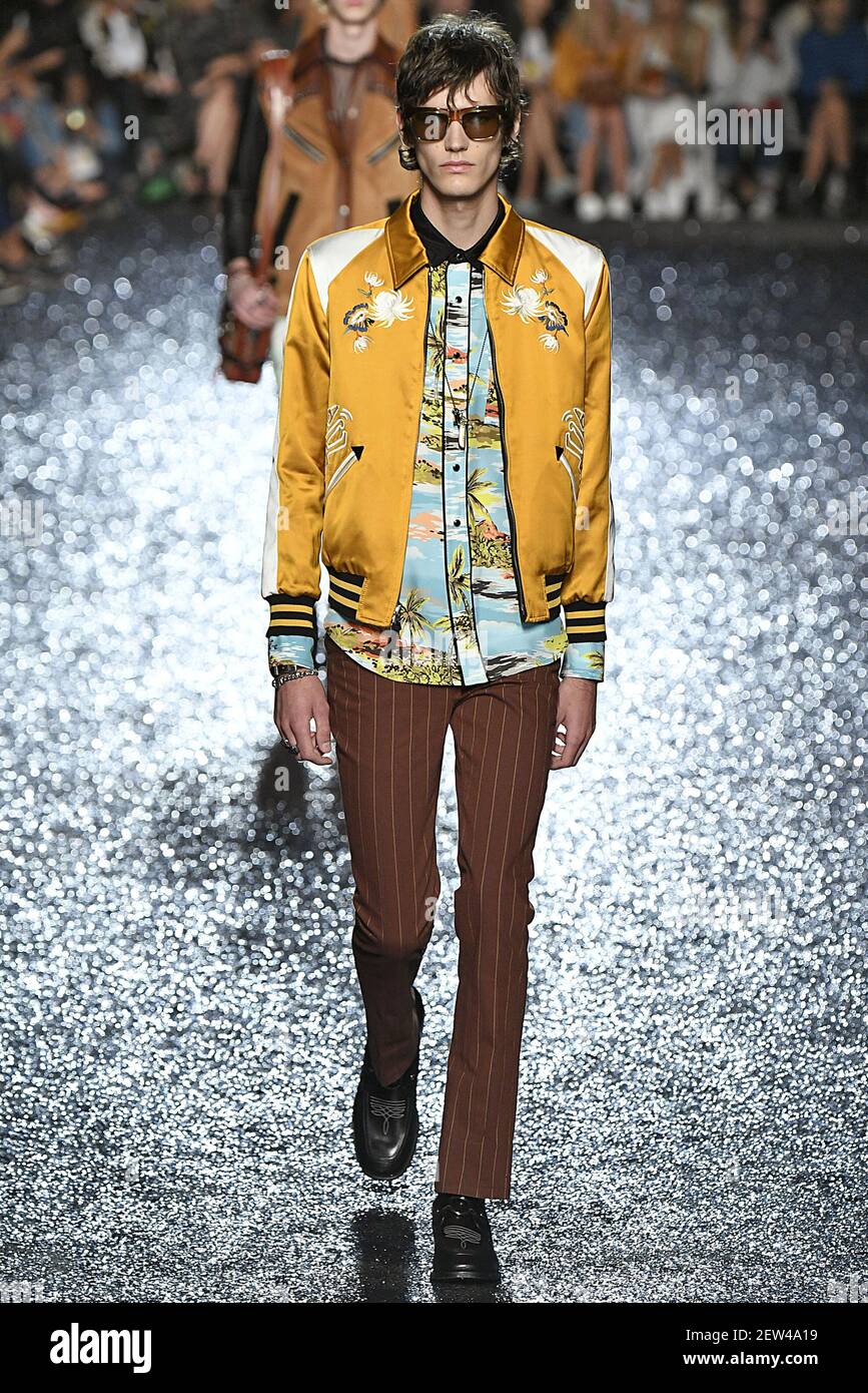 El Modelo Elias de Poot camina en la pista durante el show de Coach Fashion  en la Semana de la Moda de Nueva York Primavera Verano 2018 celebrada en  Nueva York, NY