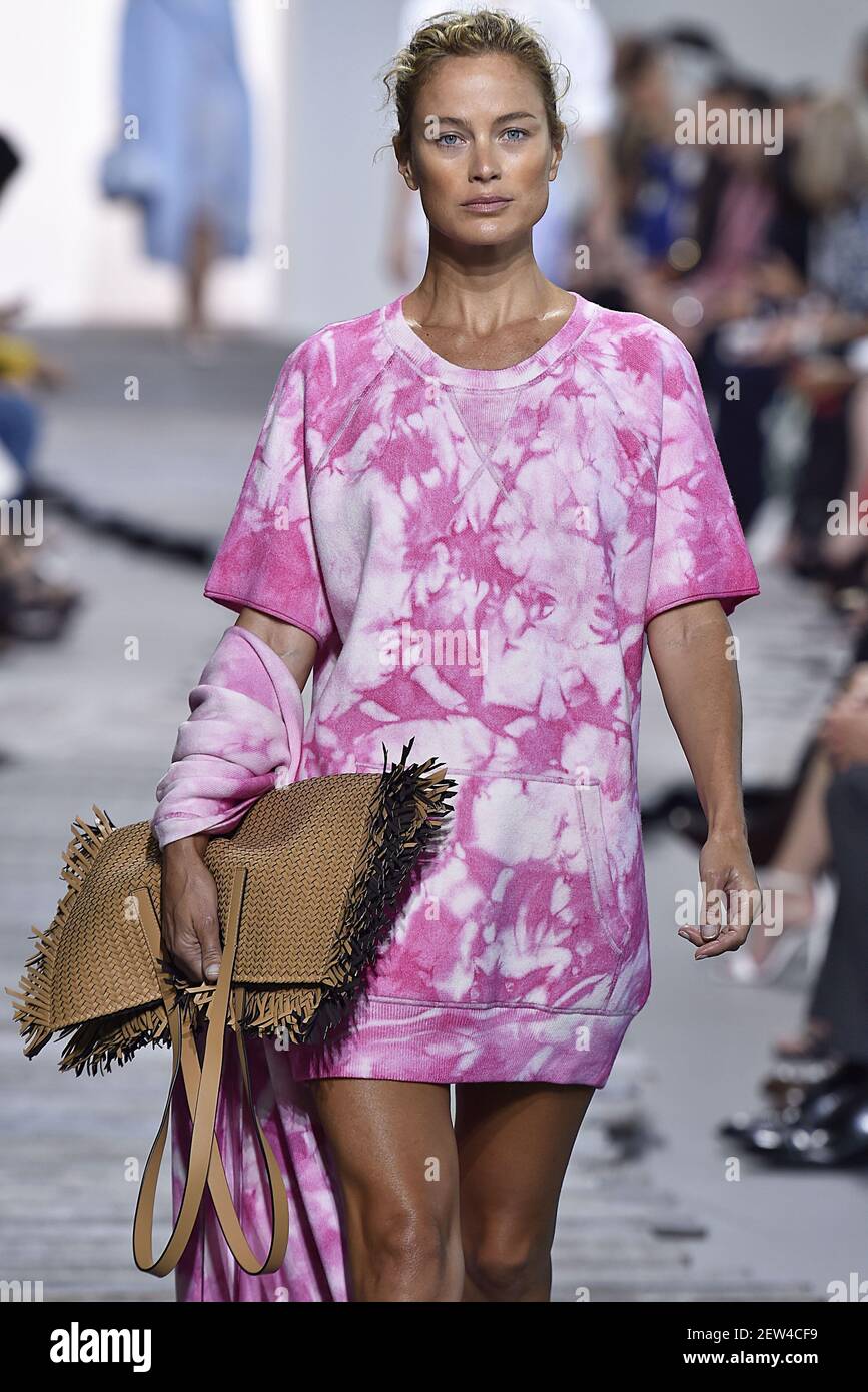 Carolyn Murphy camina en la pista el Kors Fashion Show la New York Fashion Week Primavera Verano 2018 celebrado en Nueva York, NY el 13 de septiembre de