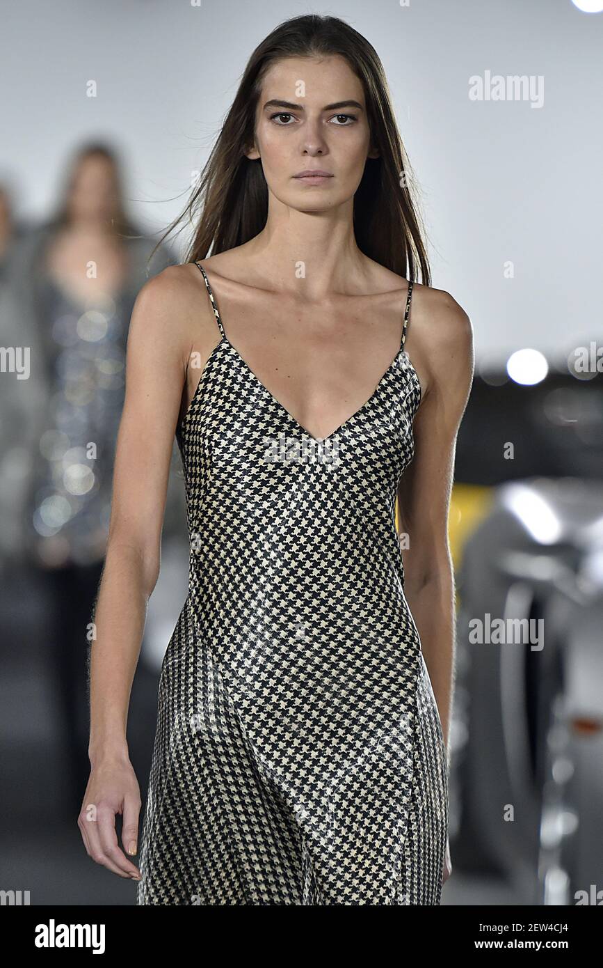 modelo Dasha Denisenko camina por la pista durante el Ralph Lauren Fashion Show en la New York Fashion Week Primavera Verano 2018 celebrado en Nueva York, NY el 13 de septiembre
