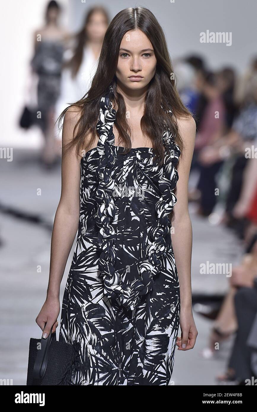 El modelo Vika Ihnatenko camina en la pista durante el Michael Kors Fashion  Show en la New York Fashion Week Primavera Verano 2018 celebrado en Nueva  York, NY el 13 de septiembre