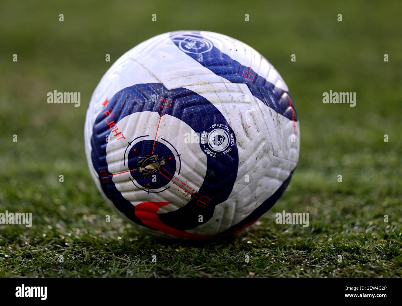 Una vista general de una pelota Nike Flight en el campo antes del partido  de la Premier League en Eland Road, Leeds. Fecha del cuadro: Sábado 27 de  febrero de 2021 Fotografía