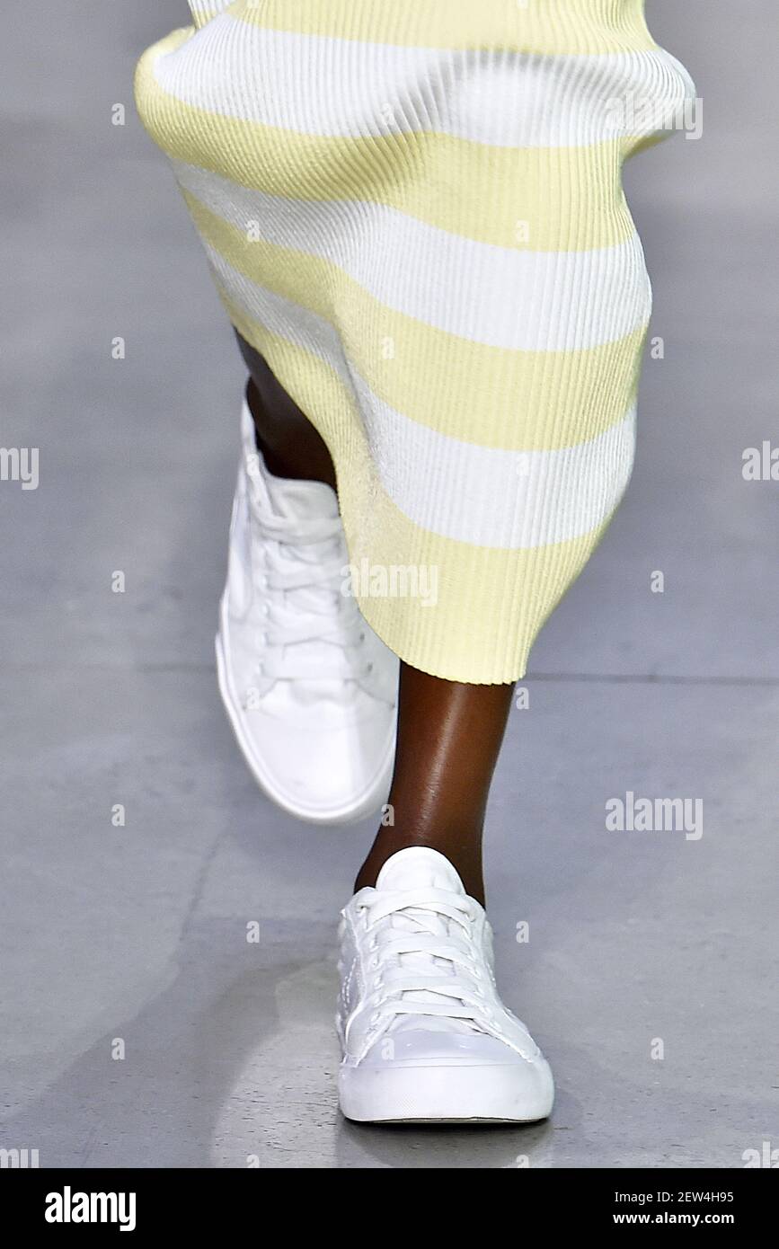 Detalles, accesorios, bolsos y zapatos pista durante el show de moda Zimmerman en la Semana de la Moda de Nueva York Primavera Verano 2018 celebrado en Nueva York, NY el