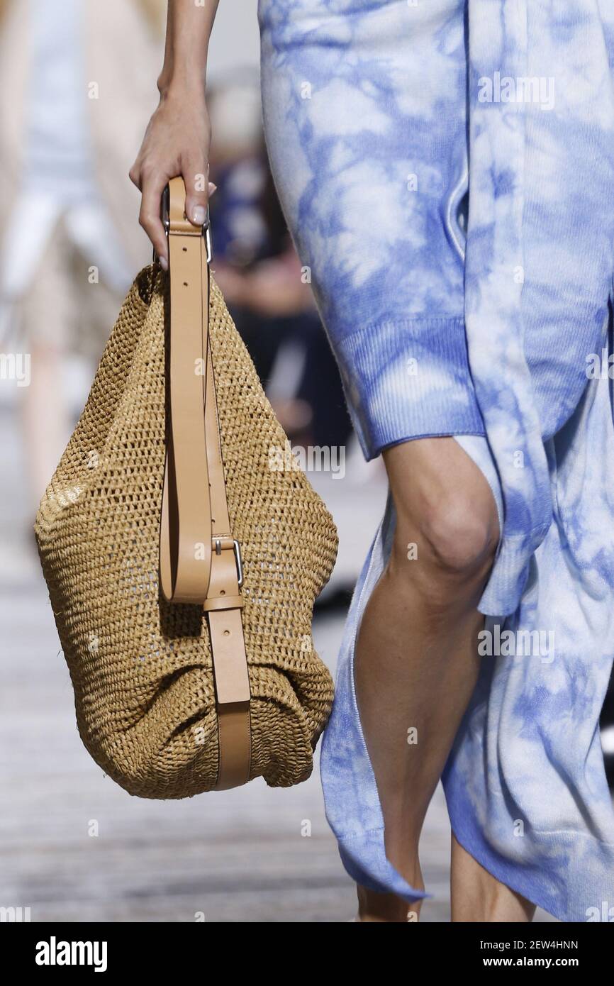Detalles, bolsos y zapatos en la pista durante Michael Kors Fashion Show en la New York Fashion Week Primavera 2018 celebrado en Nueva York, NY el 13 de septiembre