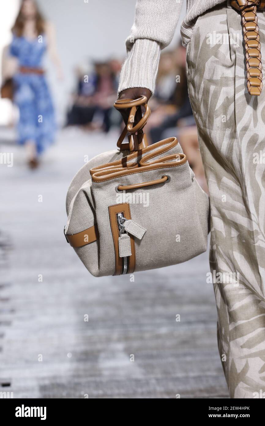 Detalles, accesorios, bolsos y zapatos en la pista durante el Michael Kors  Fashion Show en la New York Fashion Week Primavera Verano 2018 celebrado en  Nueva York, NY el 13 de septiembre