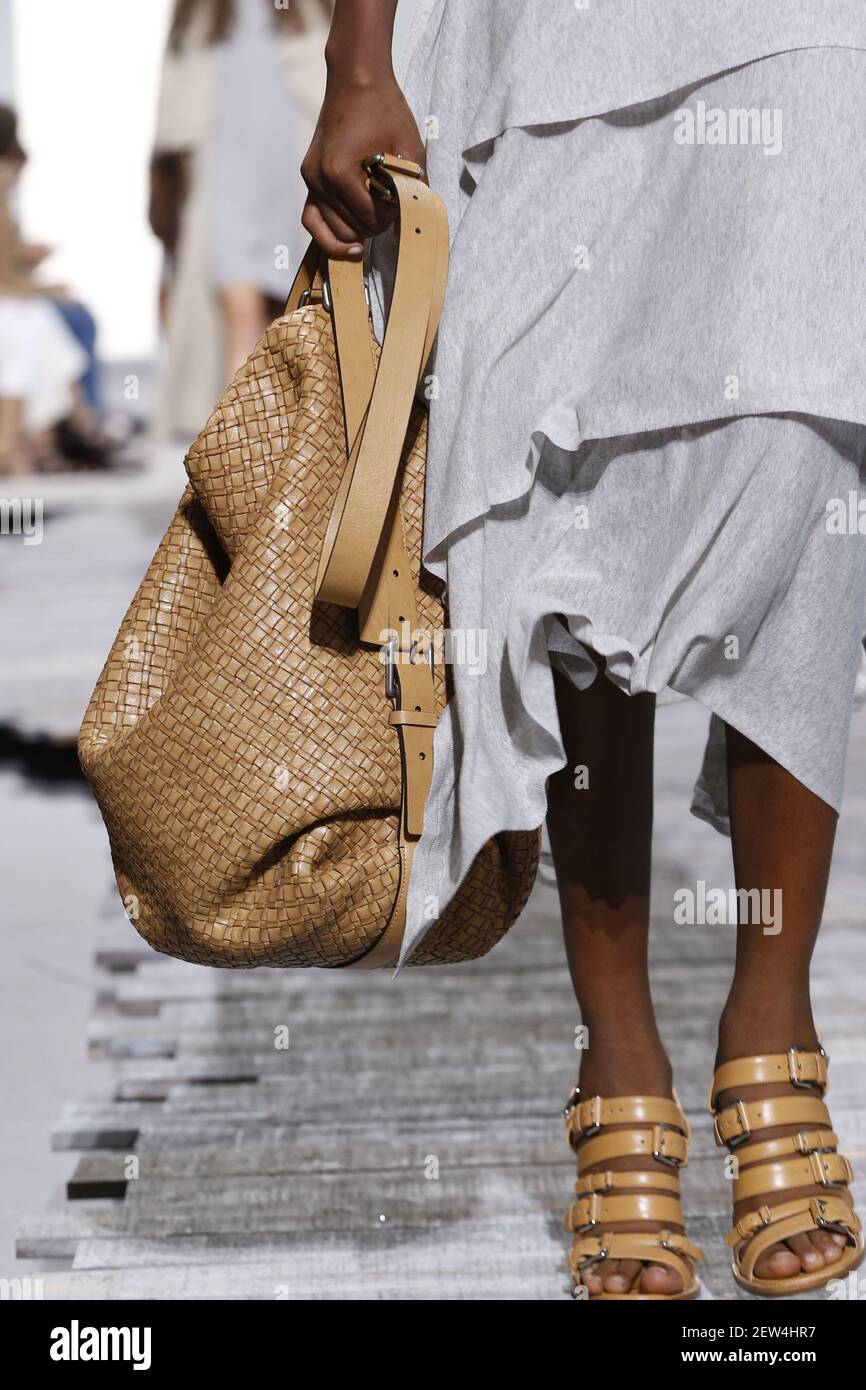 Detalles, bolsos y zapatos en la pista durante el Michael Kors Fashion Show la New York Fashion Week Primavera Verano 2018 celebrado en Nueva York, NY el 13 de septiembre