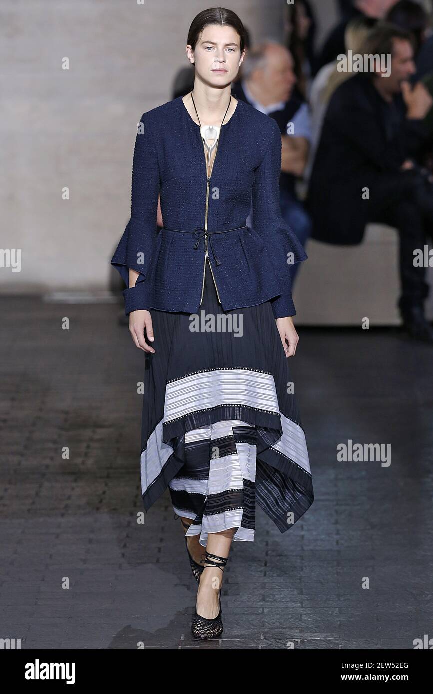 El modelo Eden Clark camina en la pista durante el Roland Mouret Fashion  Show durante la Semana de la Moda de Londres Primavera Verano 2018  celebrado en el Teatro Nacional en Londres,