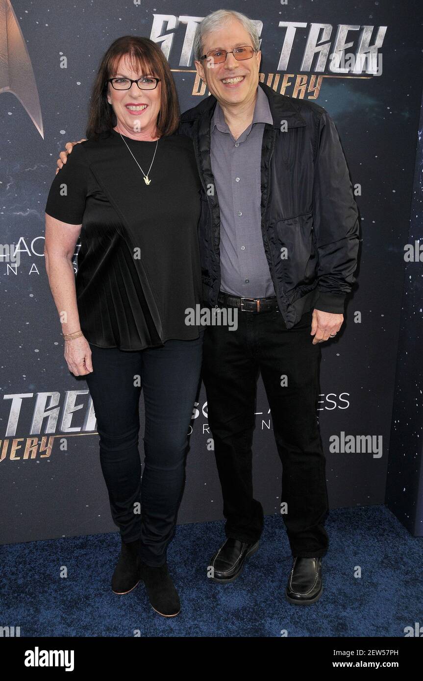 (L-R) Julie Nimoy y David Knight en el estreno de 'Star Trek: Discovery' celebrado en el ArcLight Cinerama Dome en Hollywood, CA el martes, 19 de septiembre de 2017. (Foto de Sthanlee B. Mirador/Sipa USA) Foto de stock