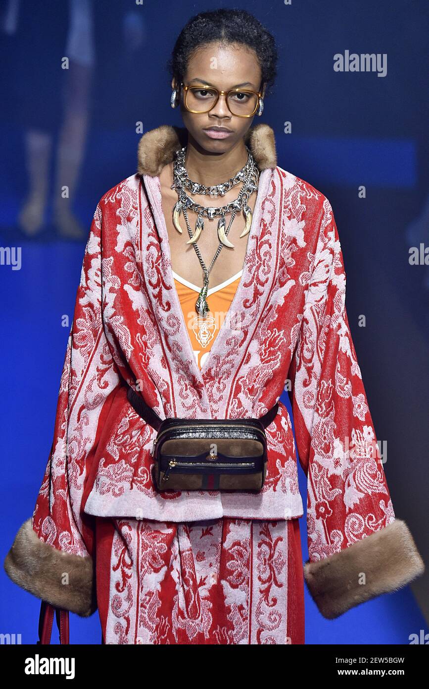 Modelo Aaliyah Hydes camina en la pista durante el Gucci Fashion Show  durante la Semana de la Moda de Milán Primavera Verano 2018 celebrado en  Milán, Italia el 20 de septiembre de