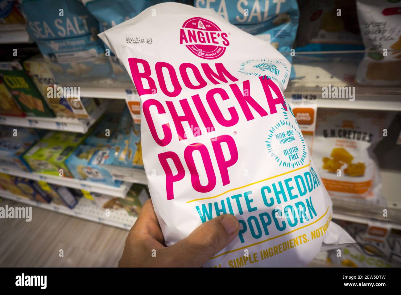 Un consumidor tiene una bolsa de palomitas de maíz Boomchickapop de Angie  en un supermercado en Nueva York el viernes, 22 de septiembre de 2017. El  conglomerado alimentario gigante Conagra está adquiriendo