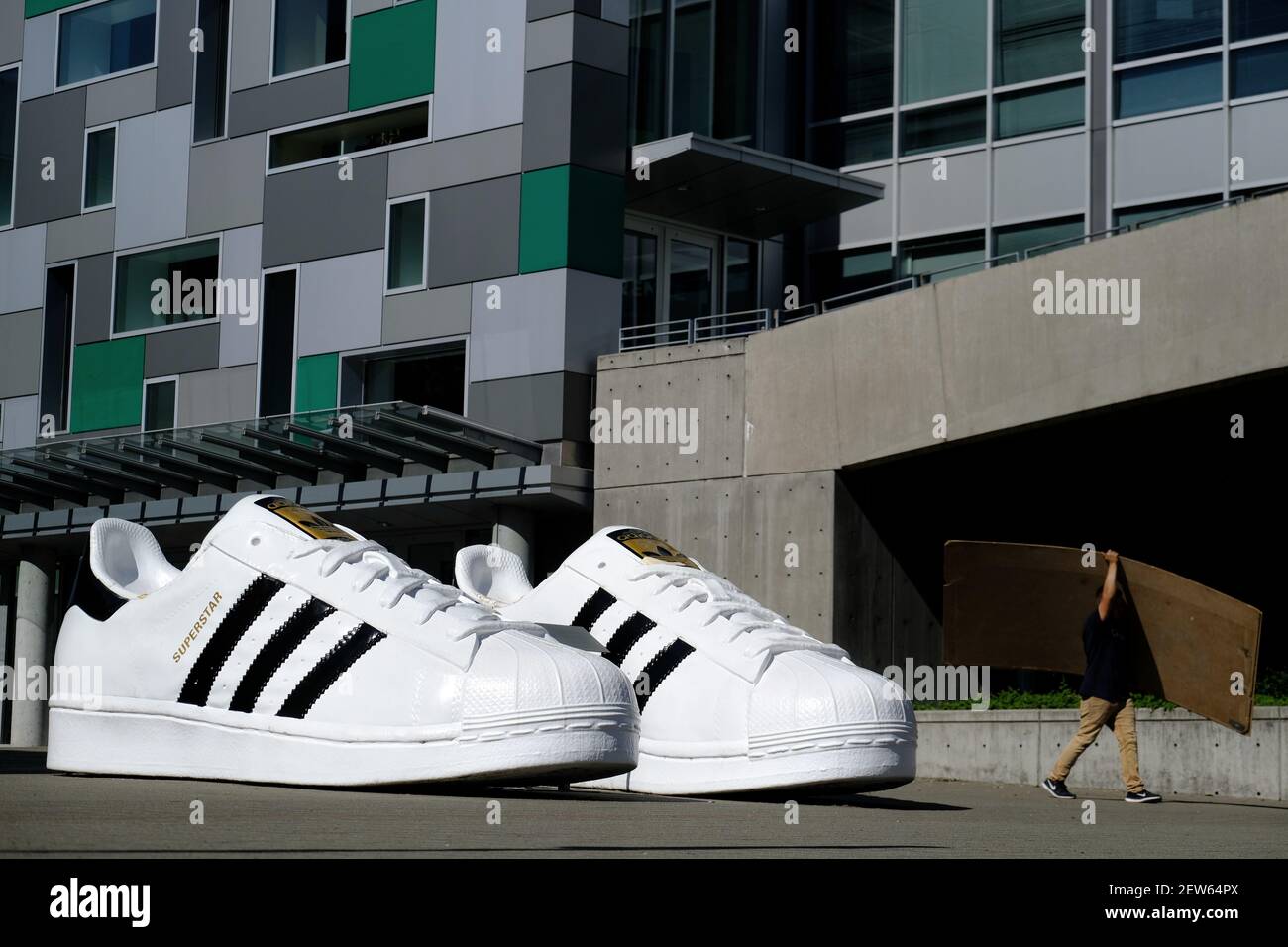 Los zapatos de la superestrella se muestran en la sede de Adidas North  American en Portland, Oregon, el 26 de septiembre de 2017. El ejecutivo de  adidas Jim Gatto, quien trabajó fuera
