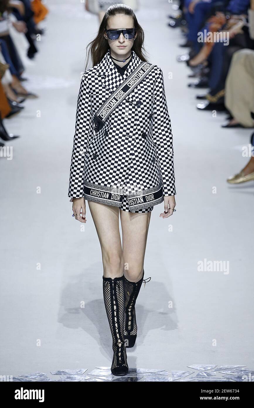 La Modelo Laura Toth camina la durante el Dior Fashion durante la Semana de la Moda de París Primavera Verano 2018 celebrado en París, Francia el 26 de septiembre
