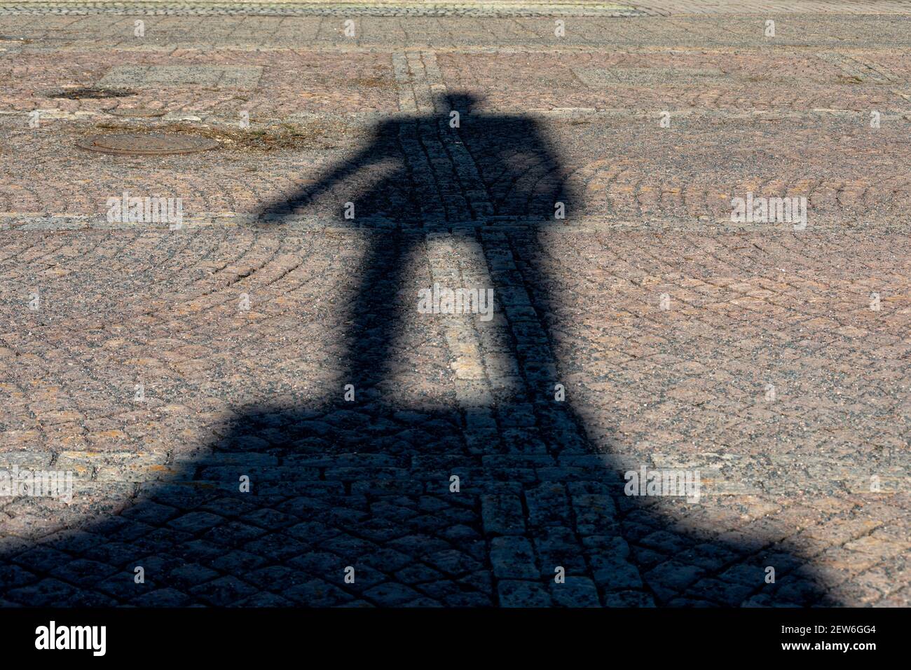Sombra de la estatua de Alejandro II en los setts de la Plaza del Senado en Helsinki, Finlandia Foto de stock