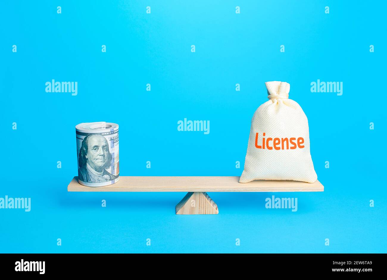 Paquete de dólares y una bolsa con licencia de palabra en escalas. Estimación del valor de los derechos de autor y las patentes. Deducciones por regalías. Penalización por uso inconsistente Foto de stock