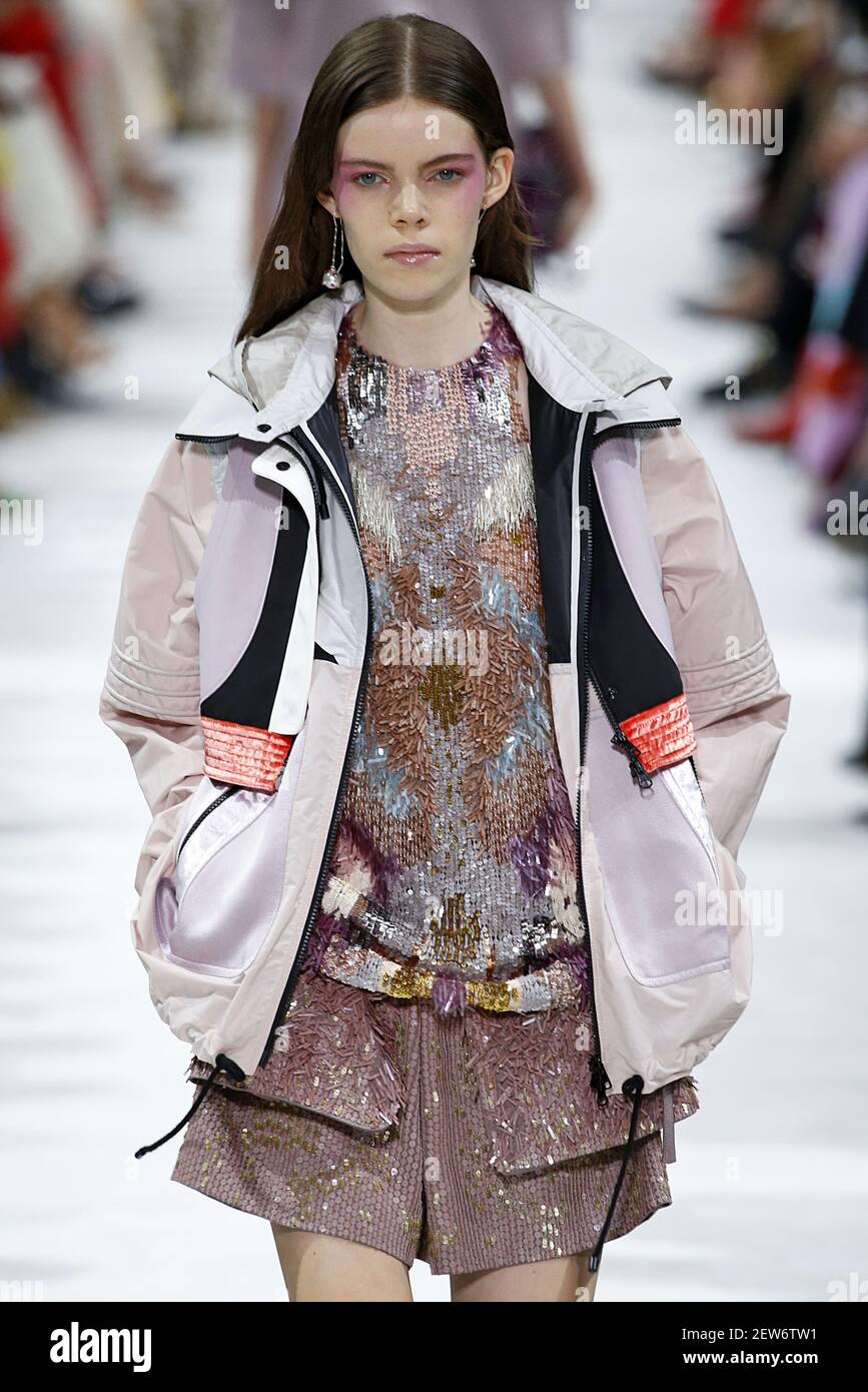 El modelo Nina Gulien camina por la pista durante el Valentino Fashion Show  durante la Semana de la Moda de París Primavera Verano 2018 celebrado en  París, Francia el 1 de octubre