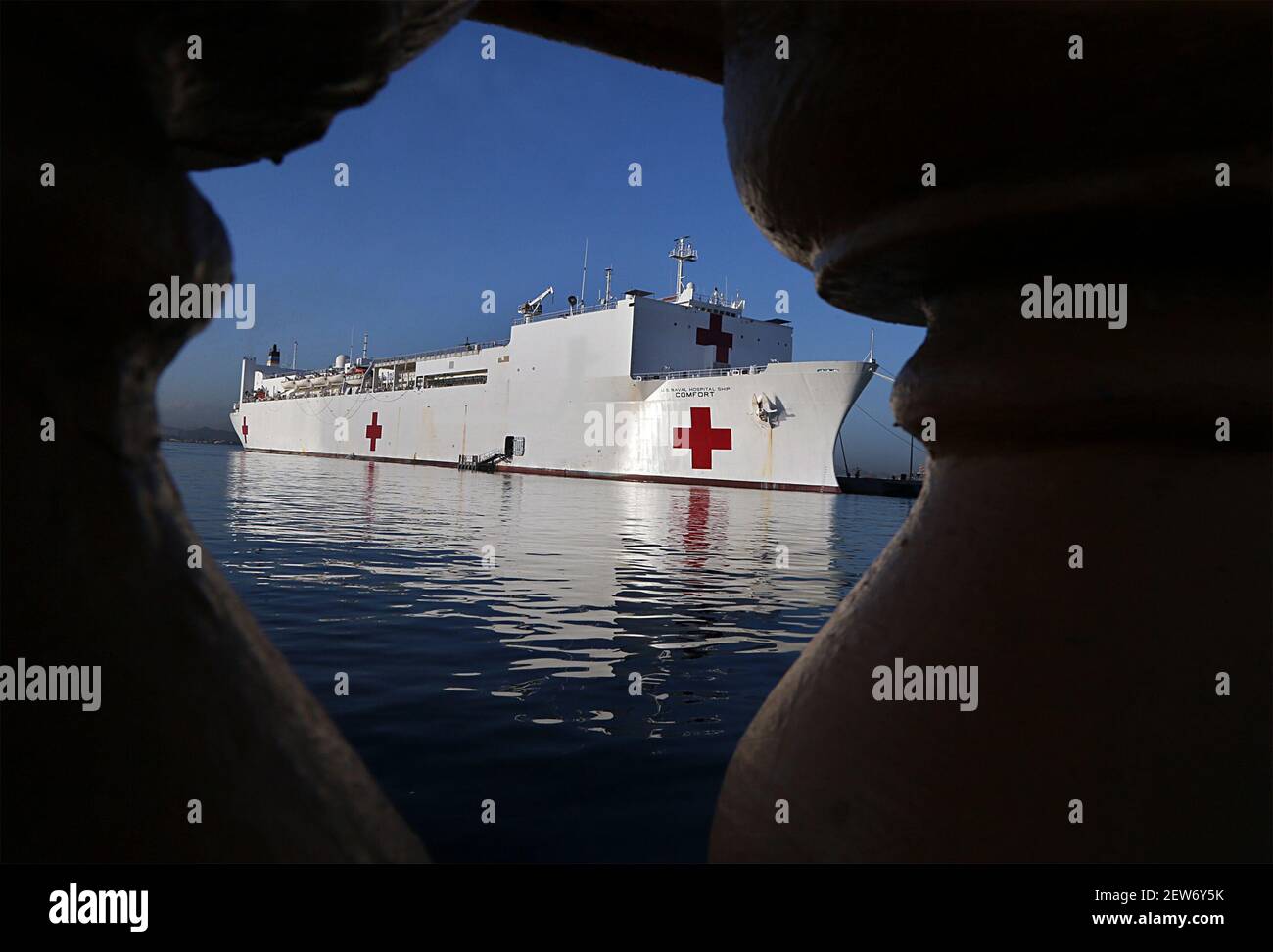 USNS Comfort llega a Puerto Rico el miércoles, 4 de octubre de 2017 para  ayudar en los esfuerzos de ayuda humanitaria después del huracán María.  (Foto de Pedro Portal/Miami Herald/TNS/Sipa USA Fotografía