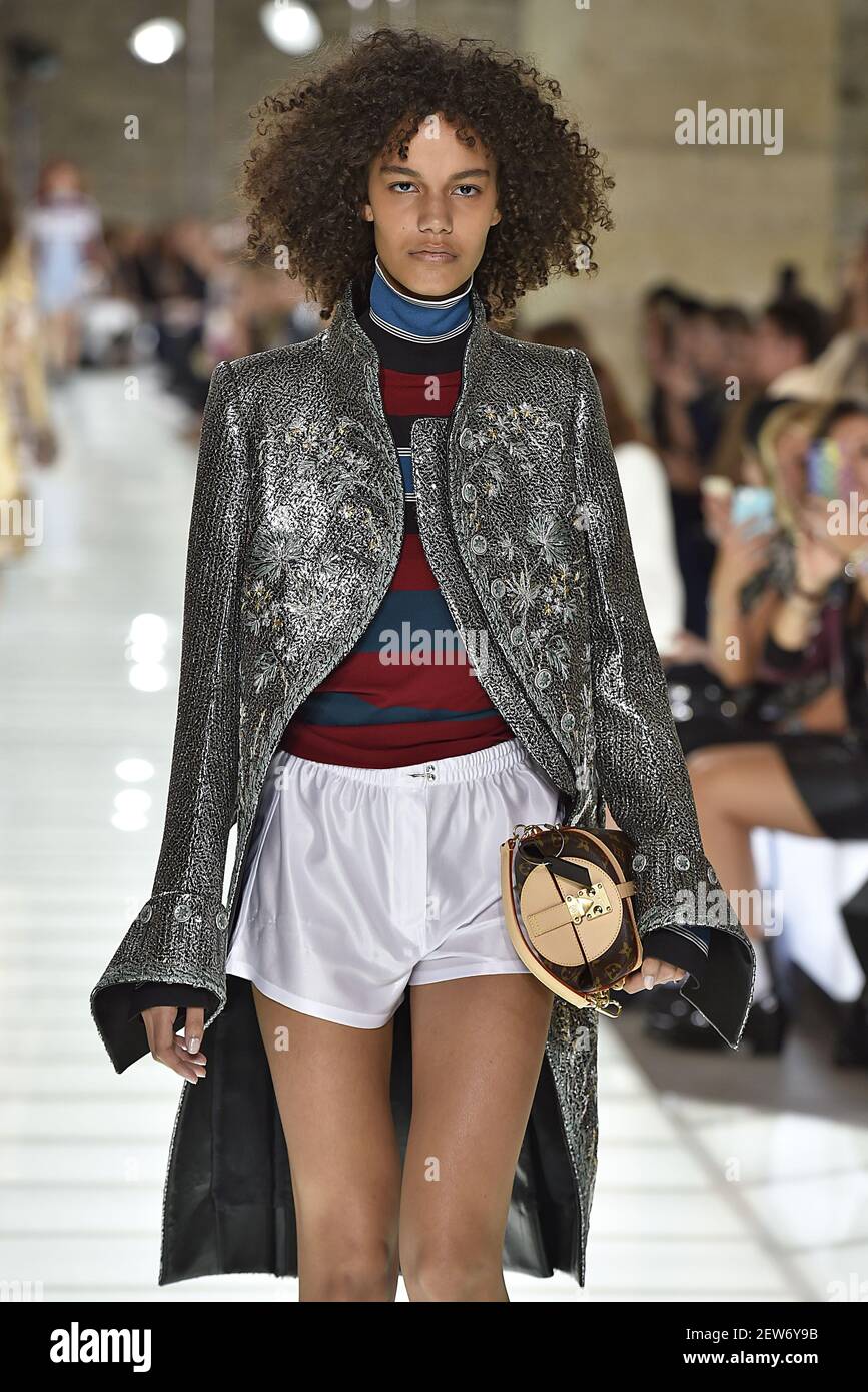 Modelo Shelby Hayes camina en la pista durante el Louis Vuitton Fashion  Show durante la Semana de la Moda de París Primavera Verano 2018 celebrado  en París, Francia el 3 de octubre