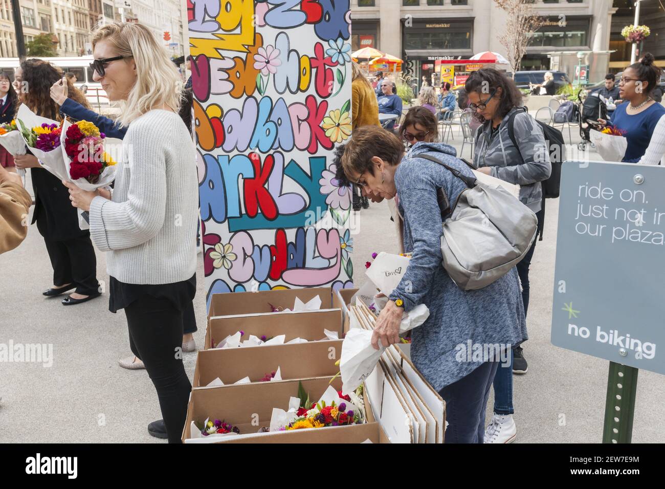 Passer-by Fotografía un mural de 'pared de delfie' por el artista Chris  Uphues en una promoción de la Marca ANN Taylor LOFT en Flatiron Plaza en  Nueva York el jueves, 12 de
