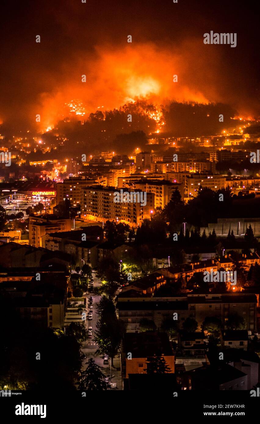 Los incendios corren a lo largo de una ladera cerca de Braga, Portugal el  15 de octubre de 2017. Han estallado incendios en Santa Marta, Sameiro,  Taipas y Braga (Foto de Goncalo