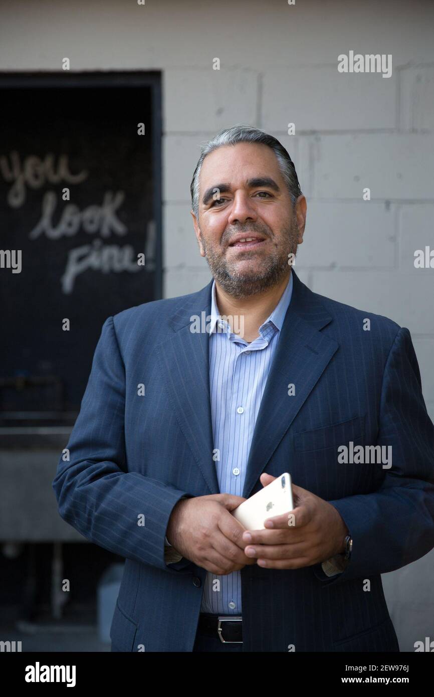 Retrato de Ramón Toledo, director ejecutivo del grupo de medios digitales  Busca Corp, en telefónica Gastro Park, un lugar con diferentes camiones de  alimentación en Tijuana, México el 6 de agosto de