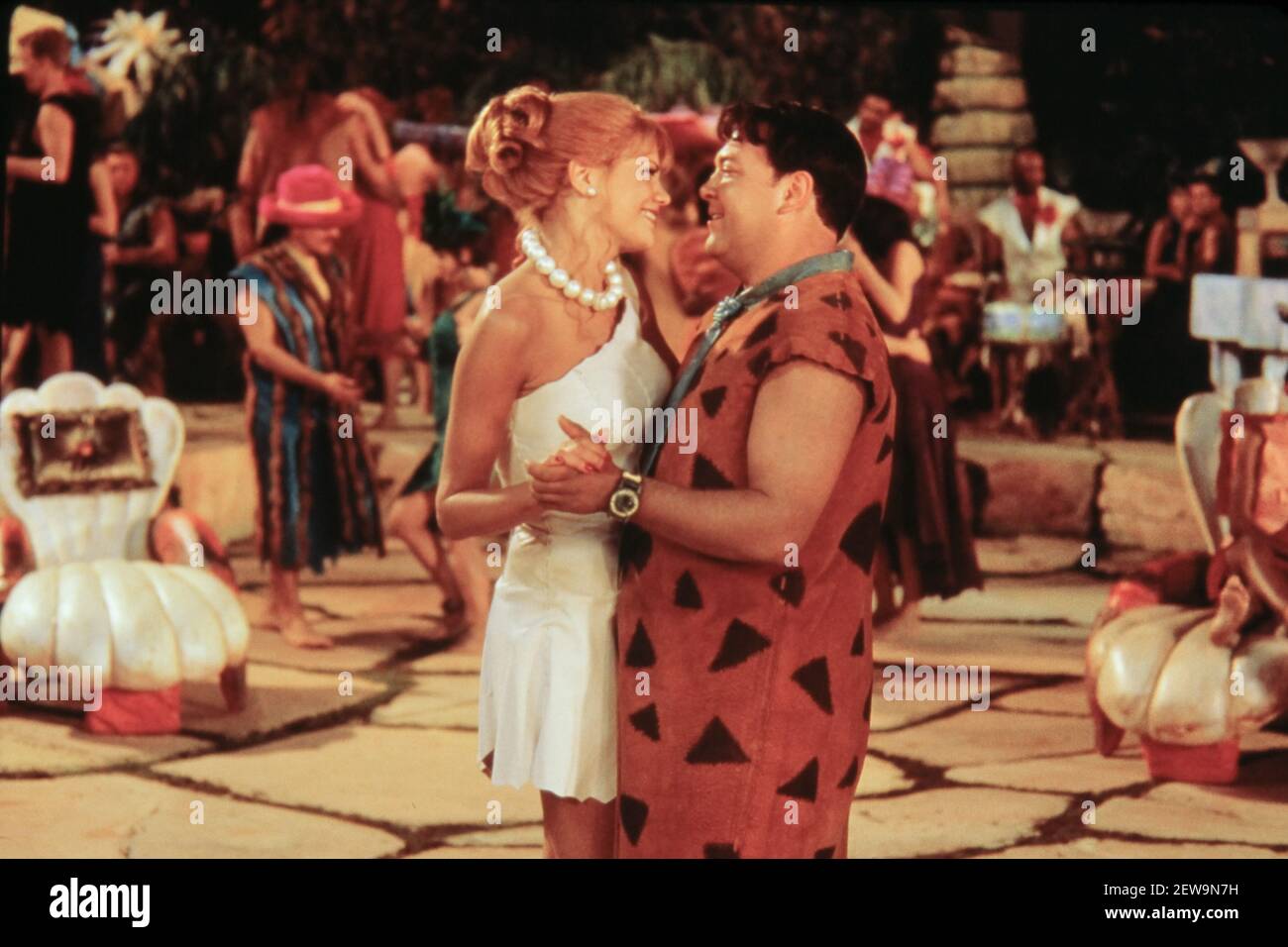 Mark Addy, Kristen Johnston, 'The Flintstones in Viva Rock Vegas' (2000) Universal Pictures . Crédito de la foto: Darren Michaels/Universal Pictures /The Hollywood Archive - referencia del archivo # 34082-678THA Foto de stock