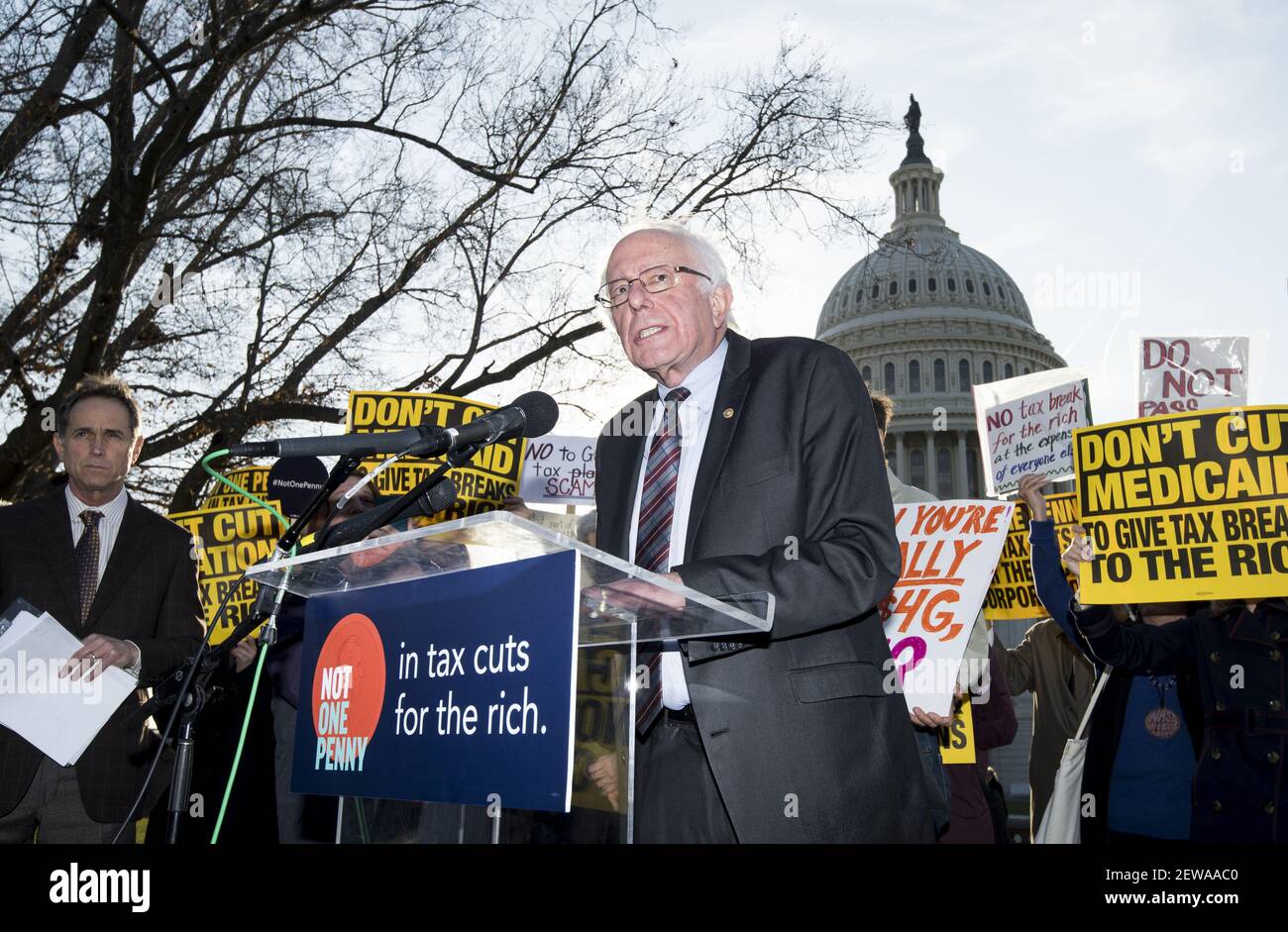 ESTADOS UNIDOS - 30 DE NOVIEMBRE: El Senador Bernie Sanders, I-VT., se pronuncia en contra del plan de reforma tributaria durante una manifestación fuera del Capitolio el jueves 30 de noviembre de 2017. (Foto de Bill Clark/CQ Roll Call) Foto de stock