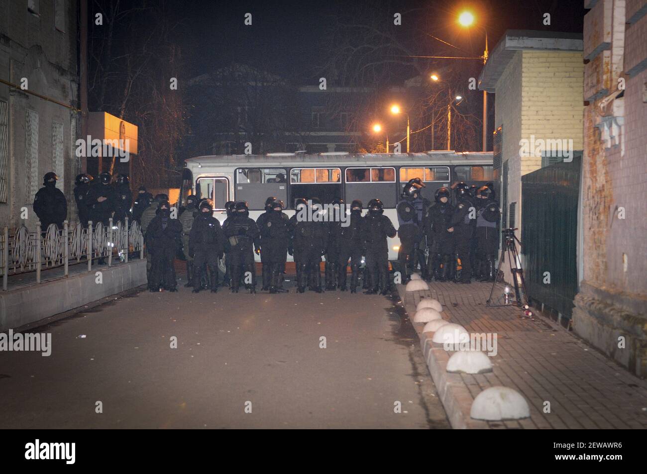 La policía es vista reunida en la entrada del centro de detención donde Mikheil Saakashvili está detenido en Kiev, Ucrania, el 9 de diciembre de 2017. (Foto de Jaap Arriens/Sipa USA) Foto de stock