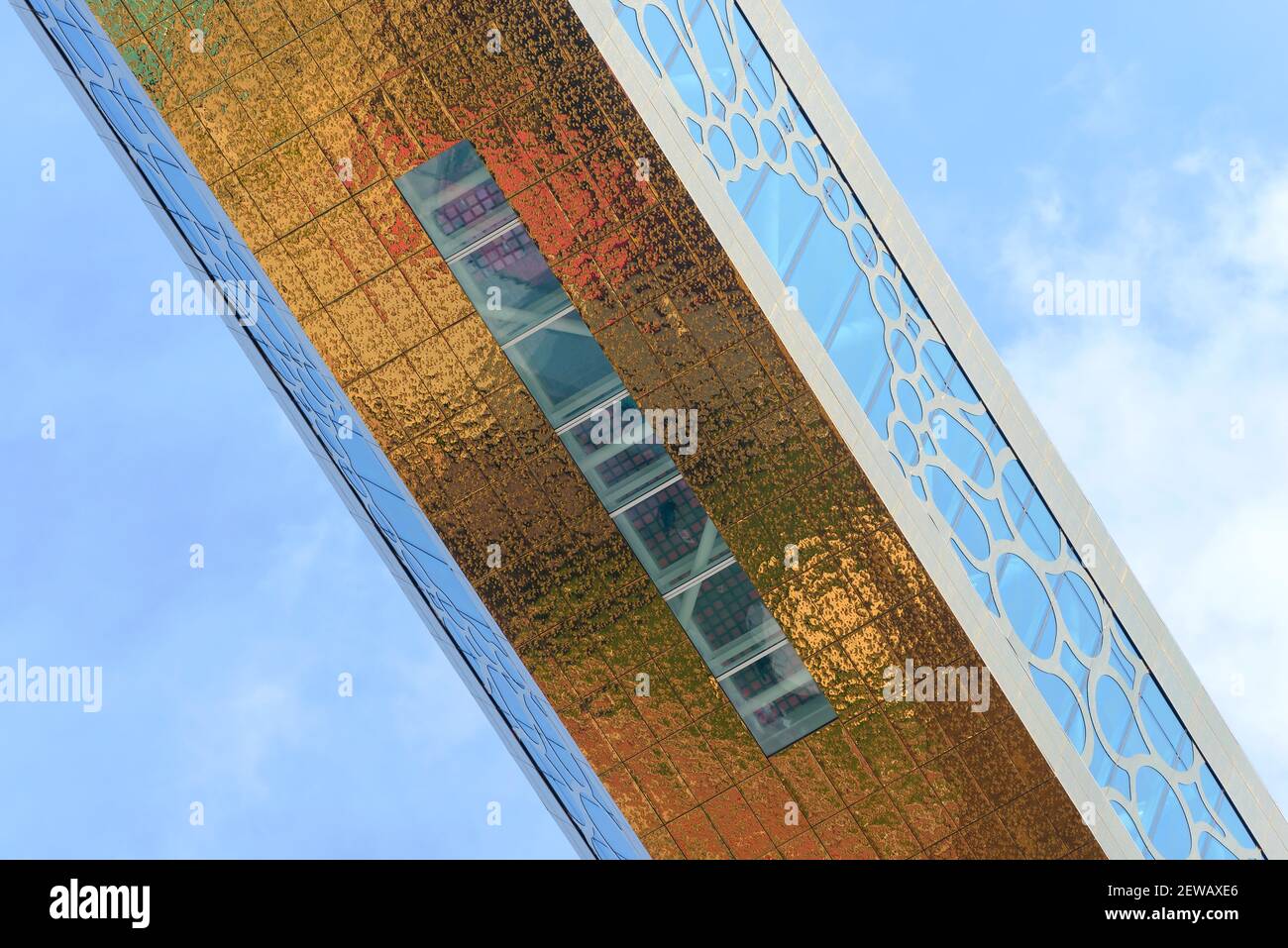 Puente de vidrio del edificio Dubai Frame desde abajo. Anteriormente conocido como Torre al Berwaz en el Parque Zabeel en Dubai. Marco dorado. Puente de vidrio transparente. Foto de stock
