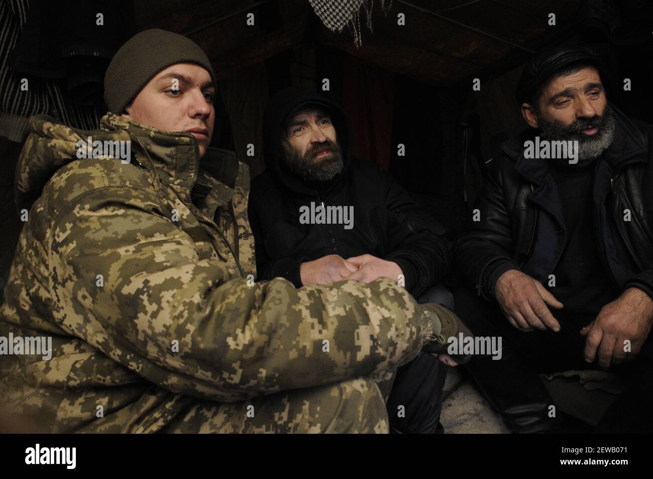 Los activistas son vistos en su tienda en el campamento establecido por los partidarios de Saakashvili cerca del parlamento en Kiev, Ucrania, el 10 de diciembre de 2017. (Foto de Jaap Arriens/Sipa USA) Foto de stock
