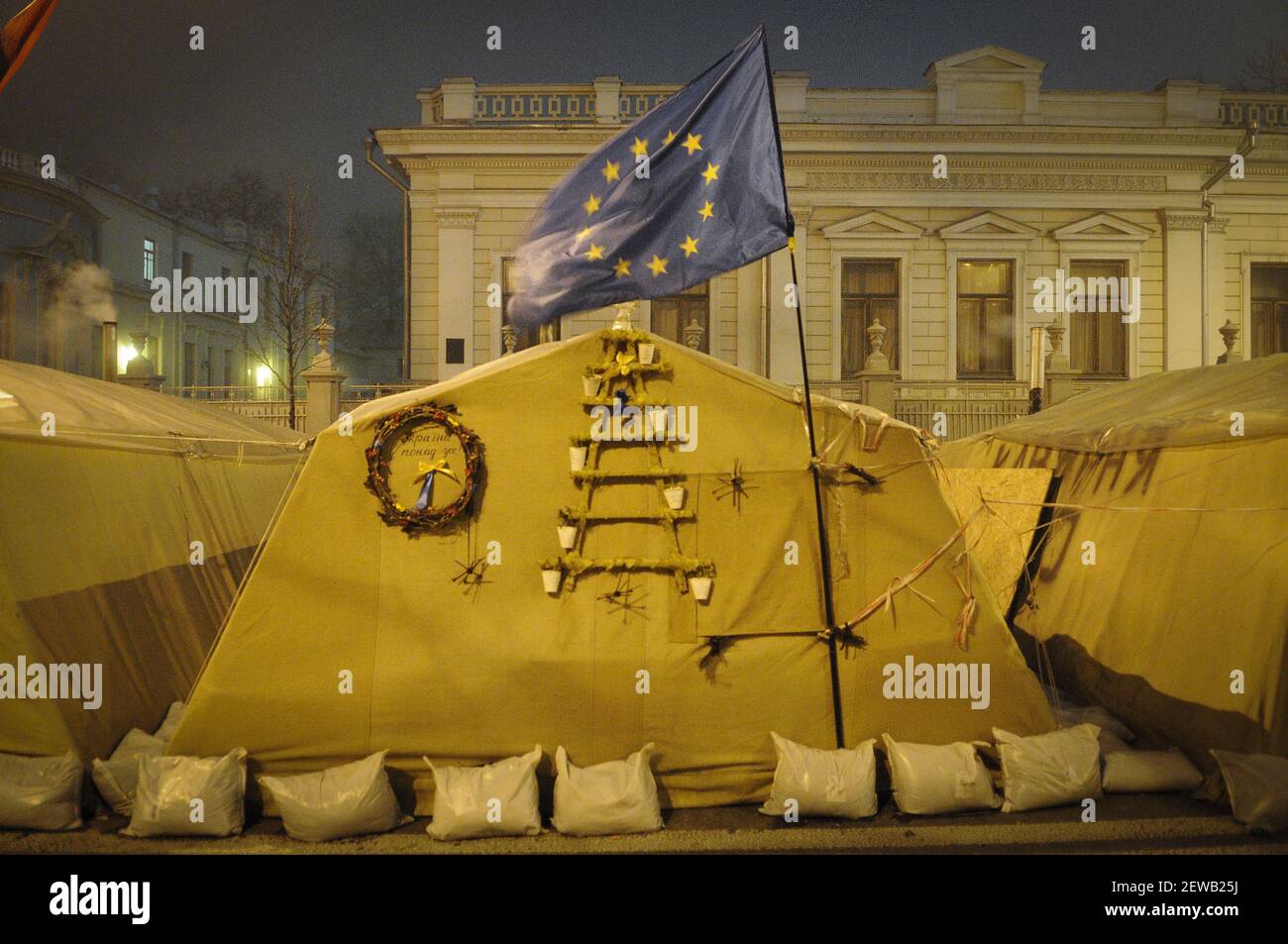 Las tiendas de campaña son vistas en el campamento establecido por los partidarios de Saakashvili cerca del parlamento en Kiev, Ucrania, el 9 de diciembre de 2017. (Foto de Jaap Arriens/Sipa USA) Foto de stock