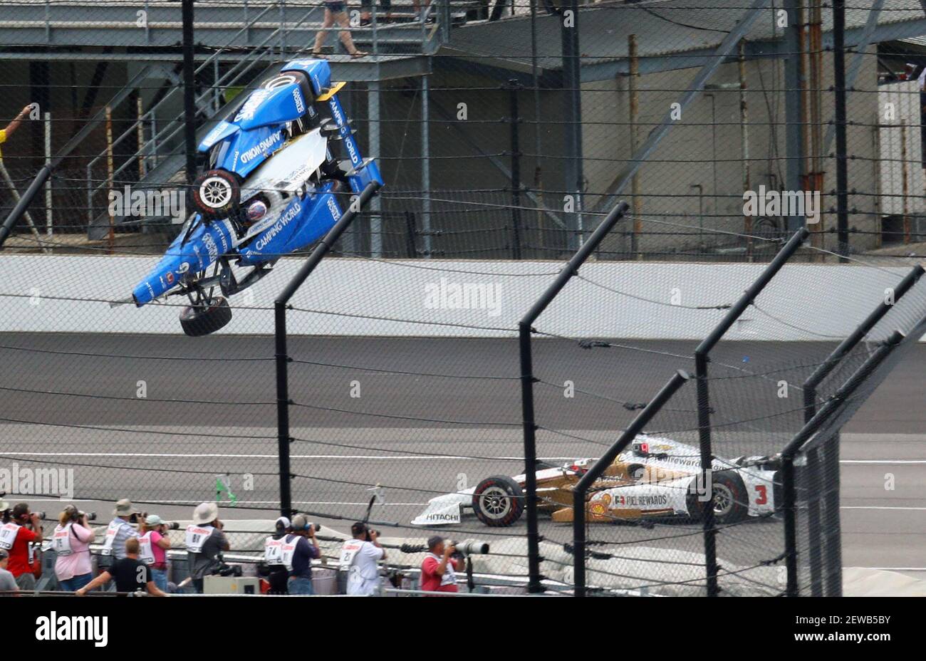 28 de mayo de 2017; Indianápolis, IN, EE.UU.; El piloto de la serie IndyCar  Scott Dixon (9) se transporta por el aire y se bloquea frente a Helio  Castroneves (3) durante la