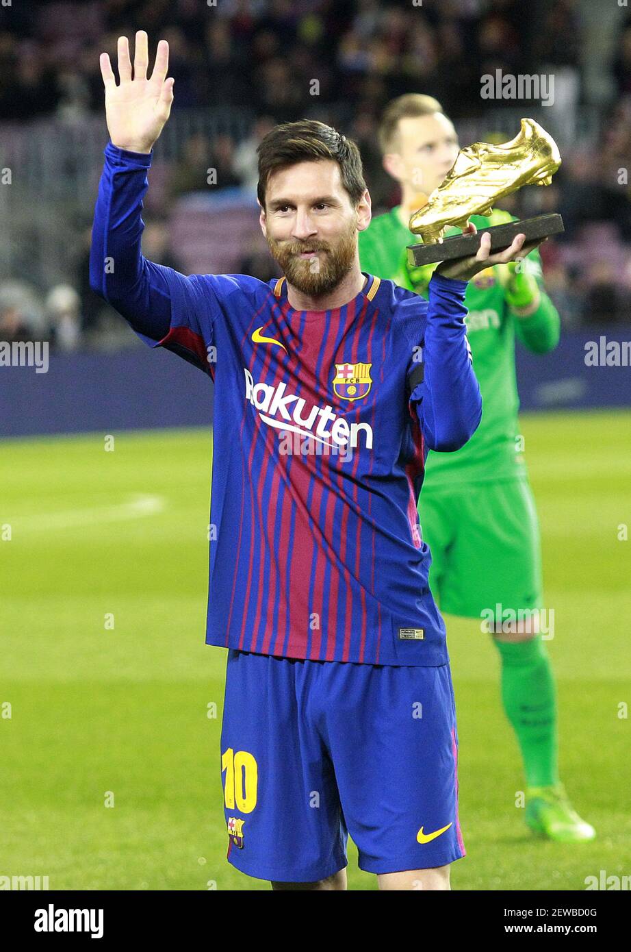Leo Messi del FC Barcelona muestra las zapatillas de oro antes del partido de la Liga en Barcelona, España el 17 de diciembre de 2017. (Foto de Acero/Alter USA Fotografía de