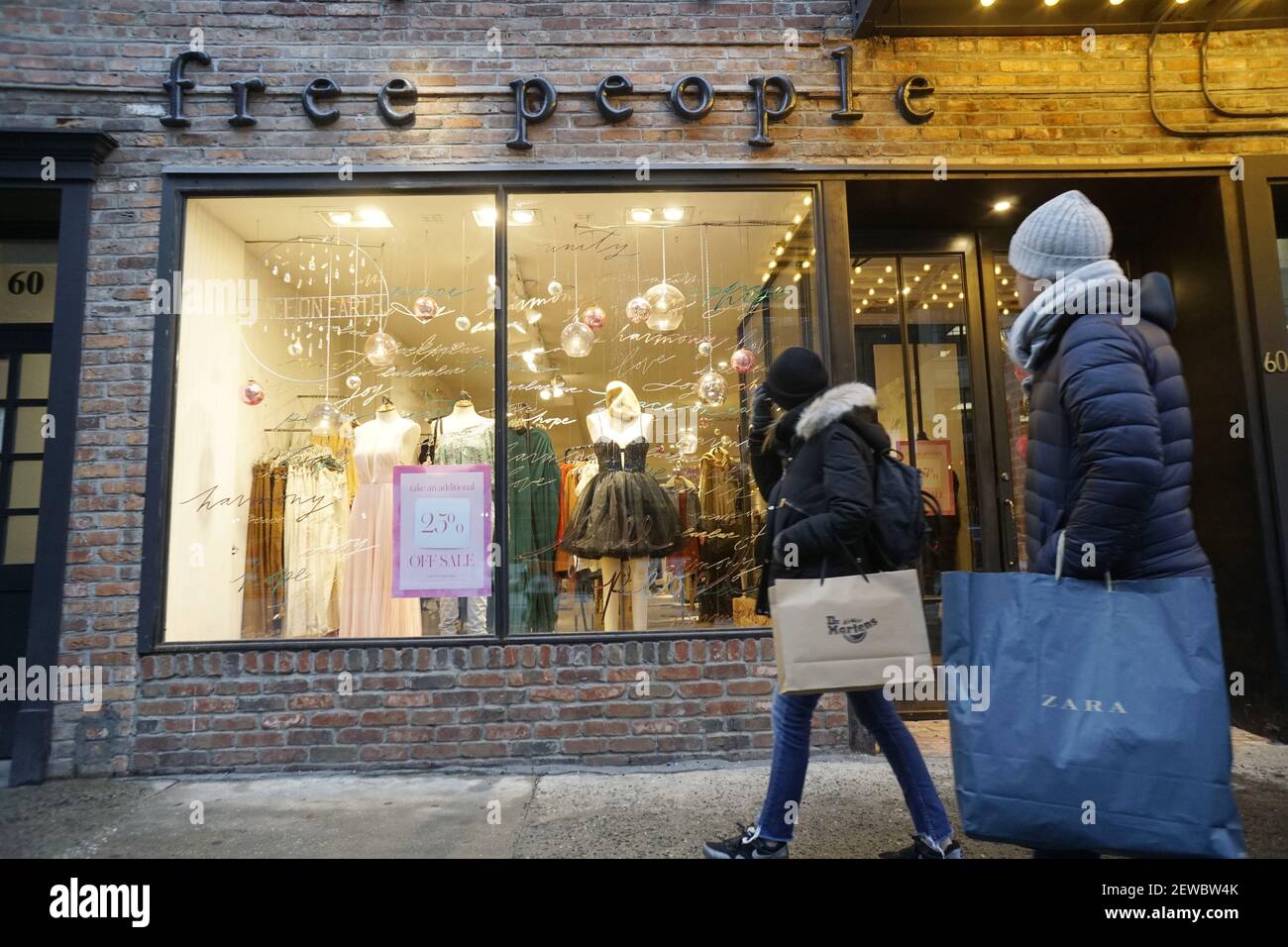Una tienda de ropa para mujeres de Free People en el Distrito de  Meatpacking de Nueva York el sábado, 16 de diciembre de 2017. Free People  es una Marca de Urban Outfitters.