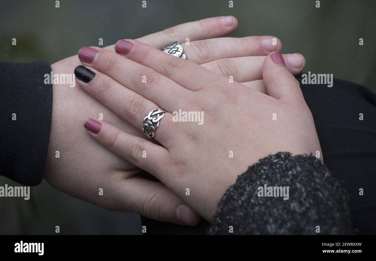 Casado con anillos de plástico de Star Wars, Dylan y Samantha Knowles han  mejorado sus anillos de boda a un anillo de estilo nórdico. (Foto de Tammy  Ljungblad/Kansas City Star/TNS/Sipa USA Fotografía