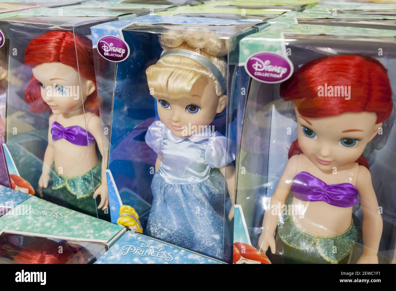 Colección de muñecas de la princesa de Disney en venta en la tienda de  JCPenney en Nueva York el día de Acción de Gracias, jueves, 23 de noviembre  de 2017. Antes de