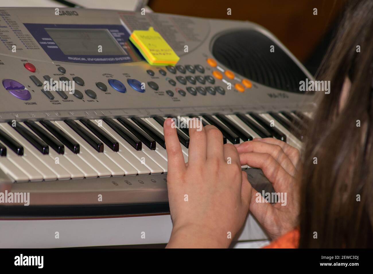 Young girl playing electronic piano fotografías e imágenes de alta  resolución - Alamy