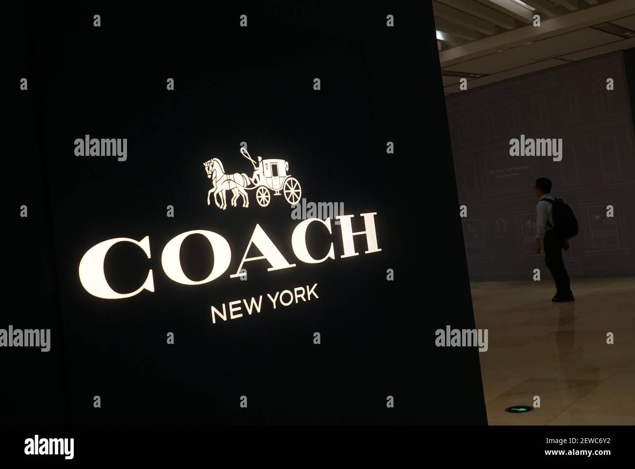 FILE--un cliente pasa por un cartel de Coach New York en Shanghai, China,  30 de agosto de 2017. El entrenador de la Marca de moda estadounidense New  York incurrió en una reacción