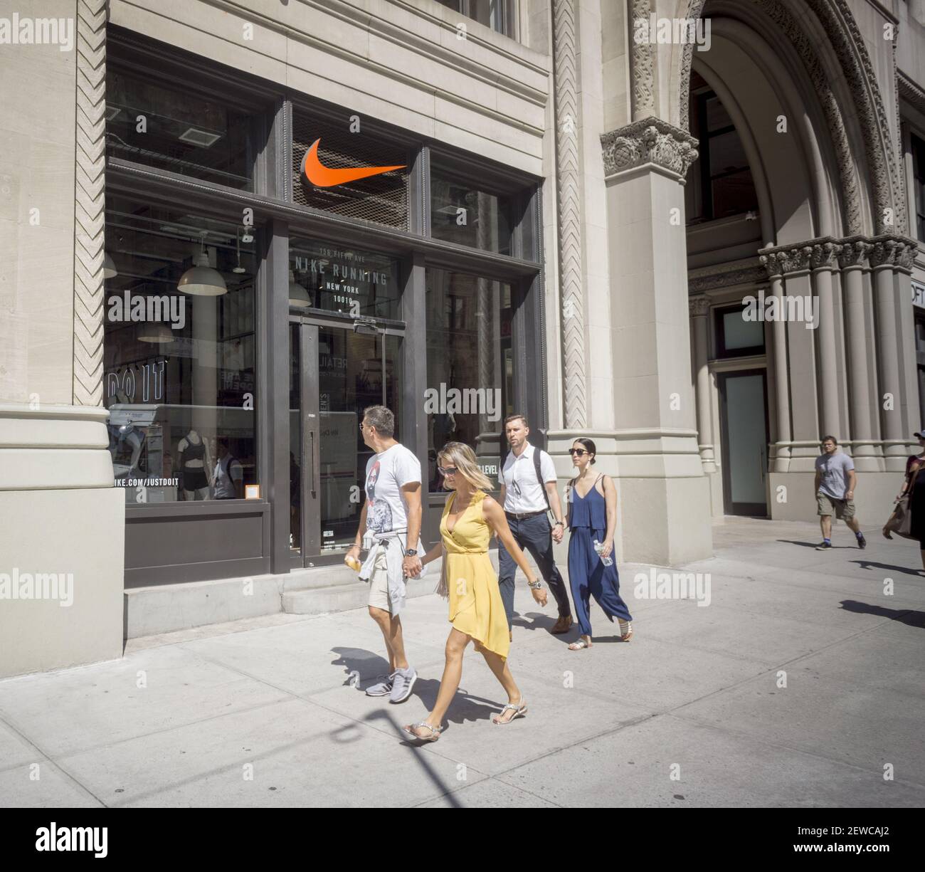 Una tienda Nike en el distrito de Flatiron en Nueva York el sábado, 26 de  agosto de 2017. Nike anunció promociones relacionadas con el crecimiento de  su plan de aceleración directa para