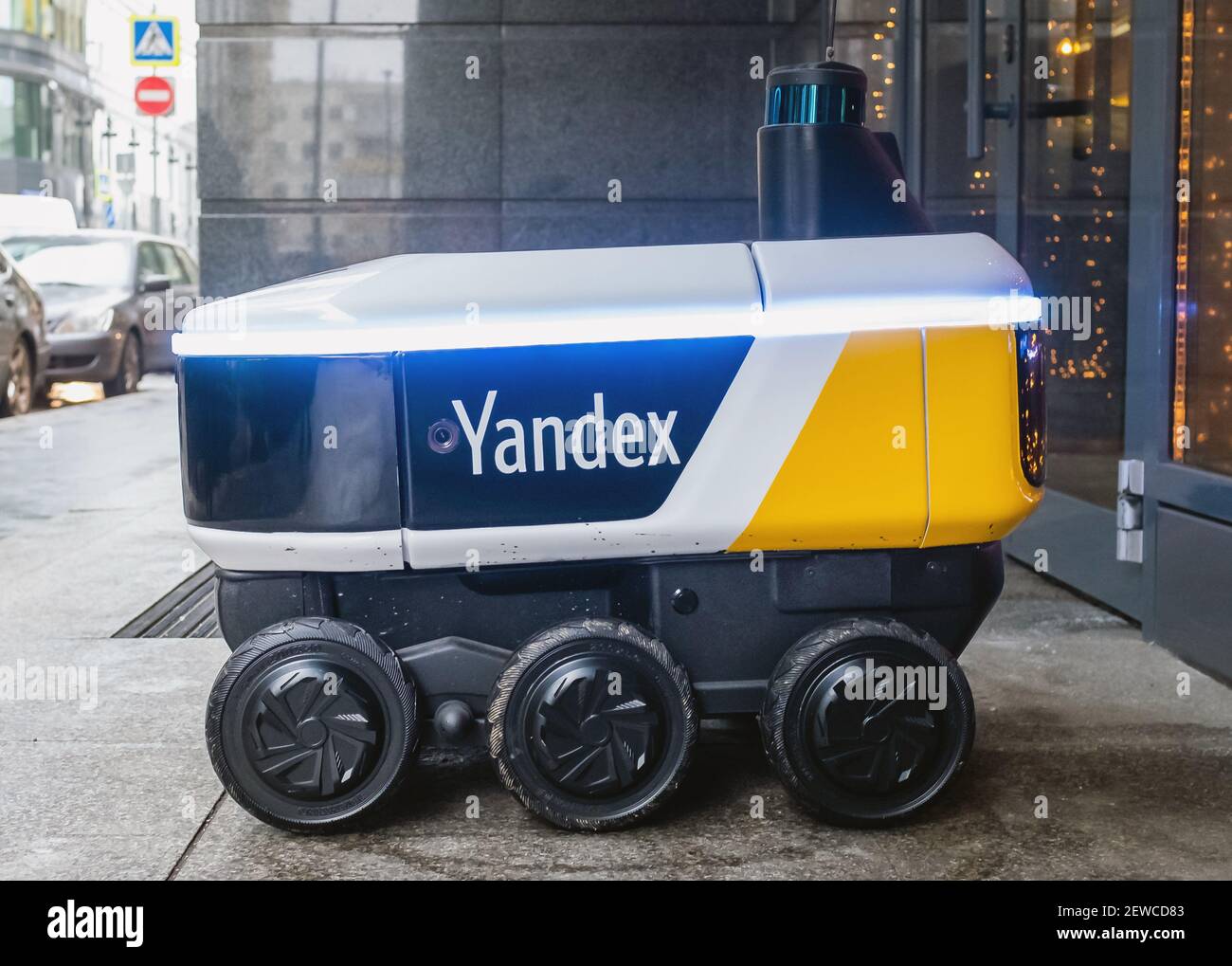 14 de diciembre de 2020, Moscú Rusia. Un mensajero robot no tripulado para  entregar comida del café Yandex.Rover en la entrada de un restaurante en  Moscú Fotografía de stock - Alamy