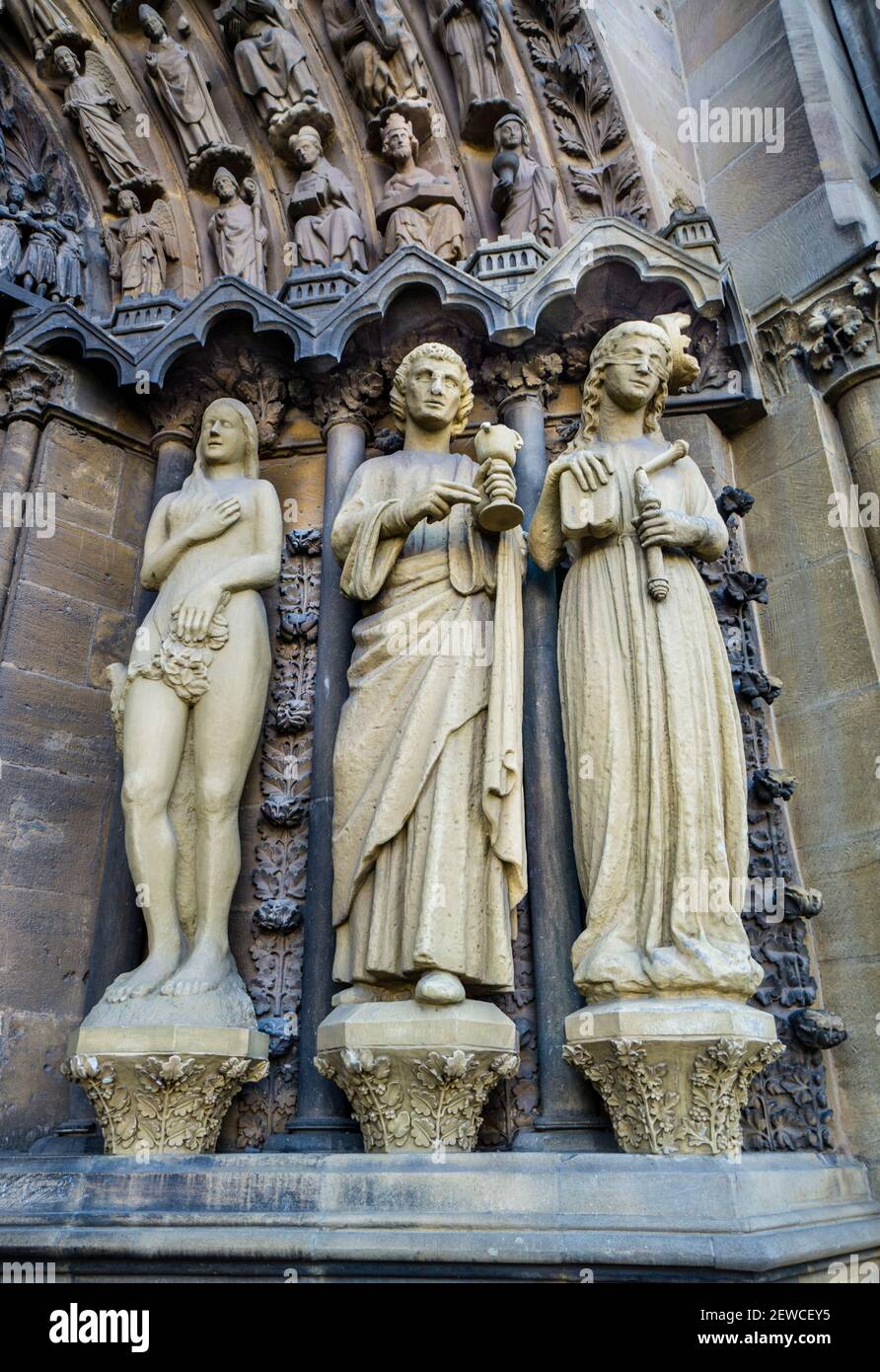 Estatuaria en el lado sur del portal de Liebfrauenkirche (Iglesia de nuestra Señora) en Trier representando a Eva, Juan Evangelista y Synagoga, Renania- Foto de stock